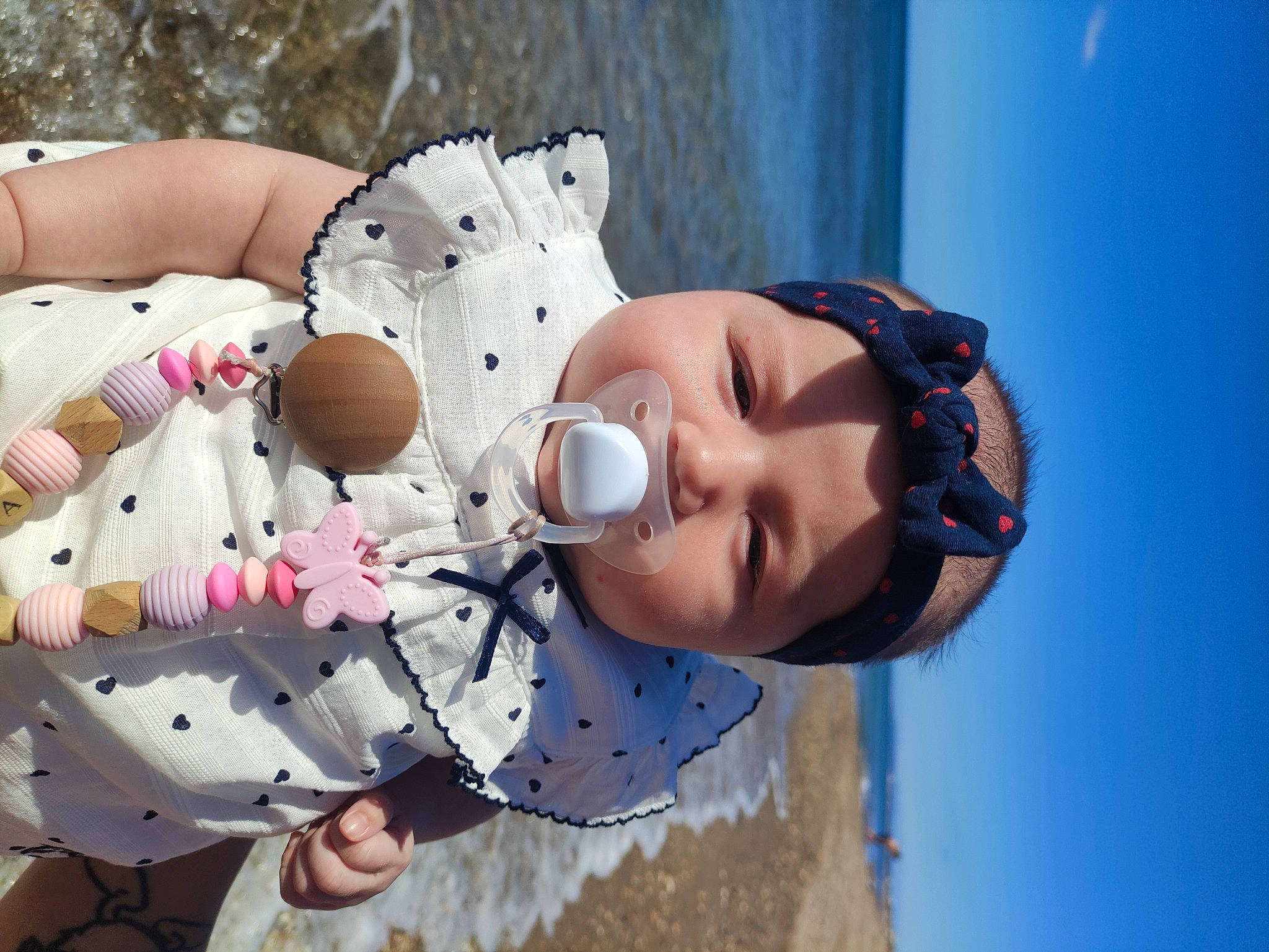 Maana a rejoint le concours — aidez-le/la à gagner de superbes lots ! baby, child, electric_blue, eyewear, facial_expression, fun, happy, headgear, headwear, leisure, pattern, person, personal_protective_equipment, sky, toddler, water, winter