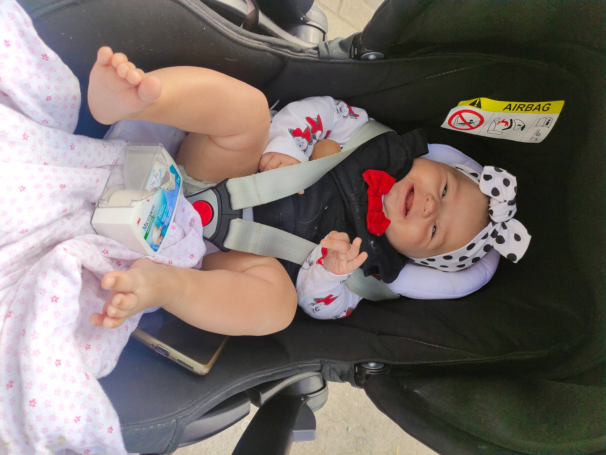 Maana a rejoint le concours — aidez-le/la à gagner de superbes lots ! baby, baby_products, baby_toddler_clothing, carmine, child, comfort, elbow, event, hat, headwear, human_leg, knee, lap, linens, nail, person, product, service, sitting, sock