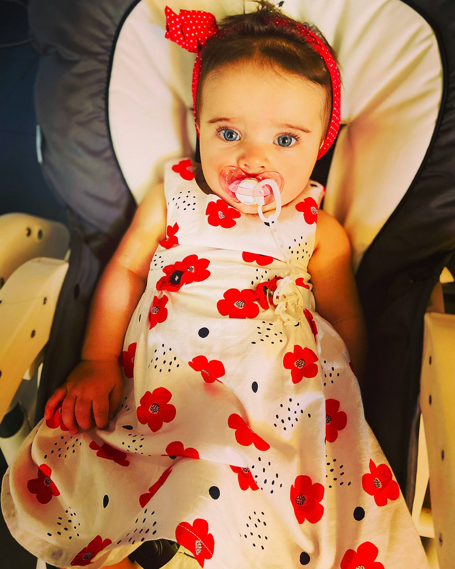 Mya a rejoint le concours — aidez-le/la à gagner de superbes lots ! baby, baby_toddler_clothing, child, day_dress, dress, facial_expression, fashion, finger, gesture, hairstyle, happy, one_piece_garment, pattern, person, pink, red, shoulder, sleeve, textile, toddler