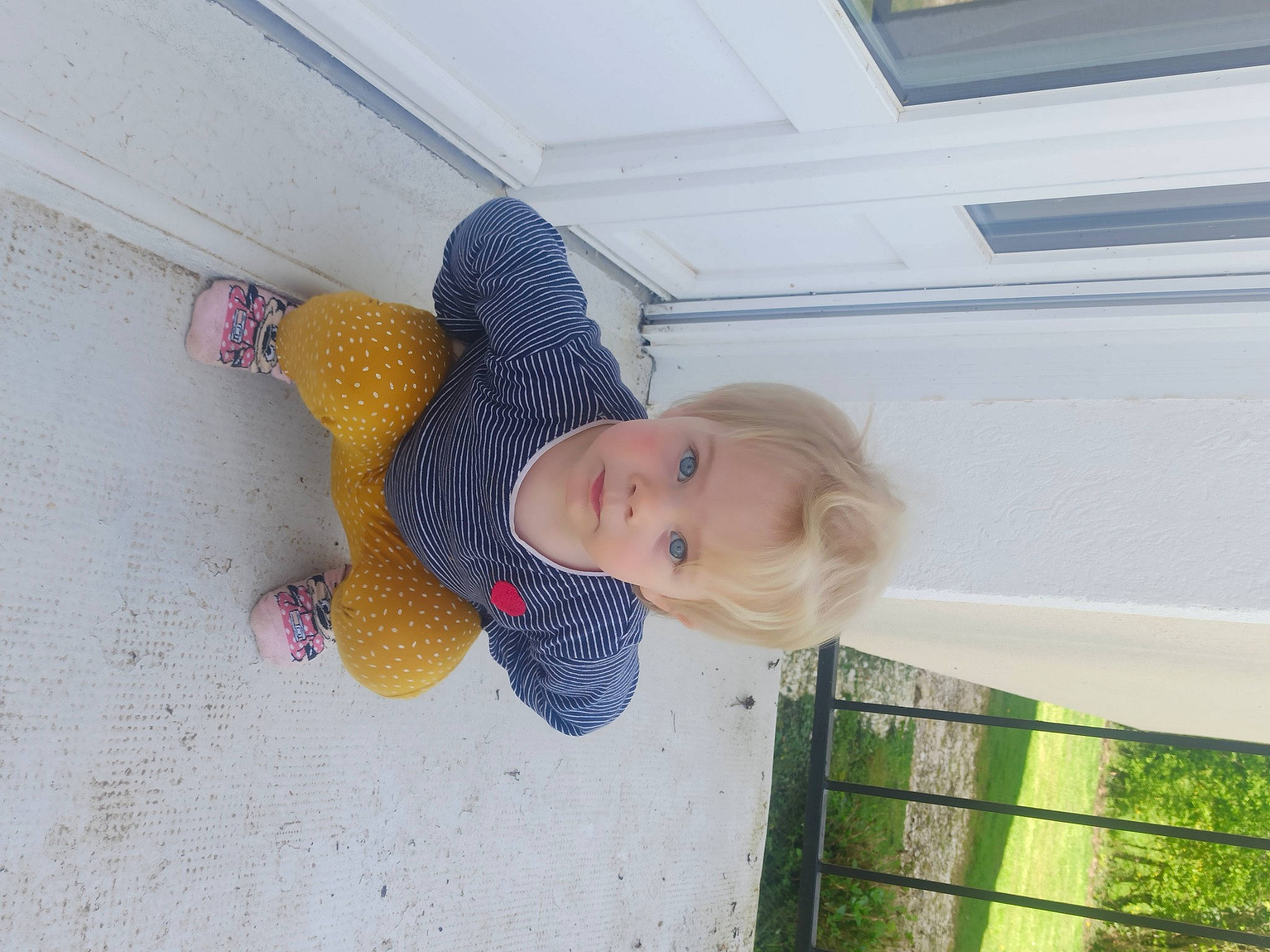 Molly a rejoint le concours — aidez-le/la à gagner de superbes lots ! baby, baby_products, baby_toddler_clothing, ceiling, child, comfort, fence, flooring, fun, happy, hardwood, human_leg, leisure, pattern, person, plant, room, toddler, toy, tree