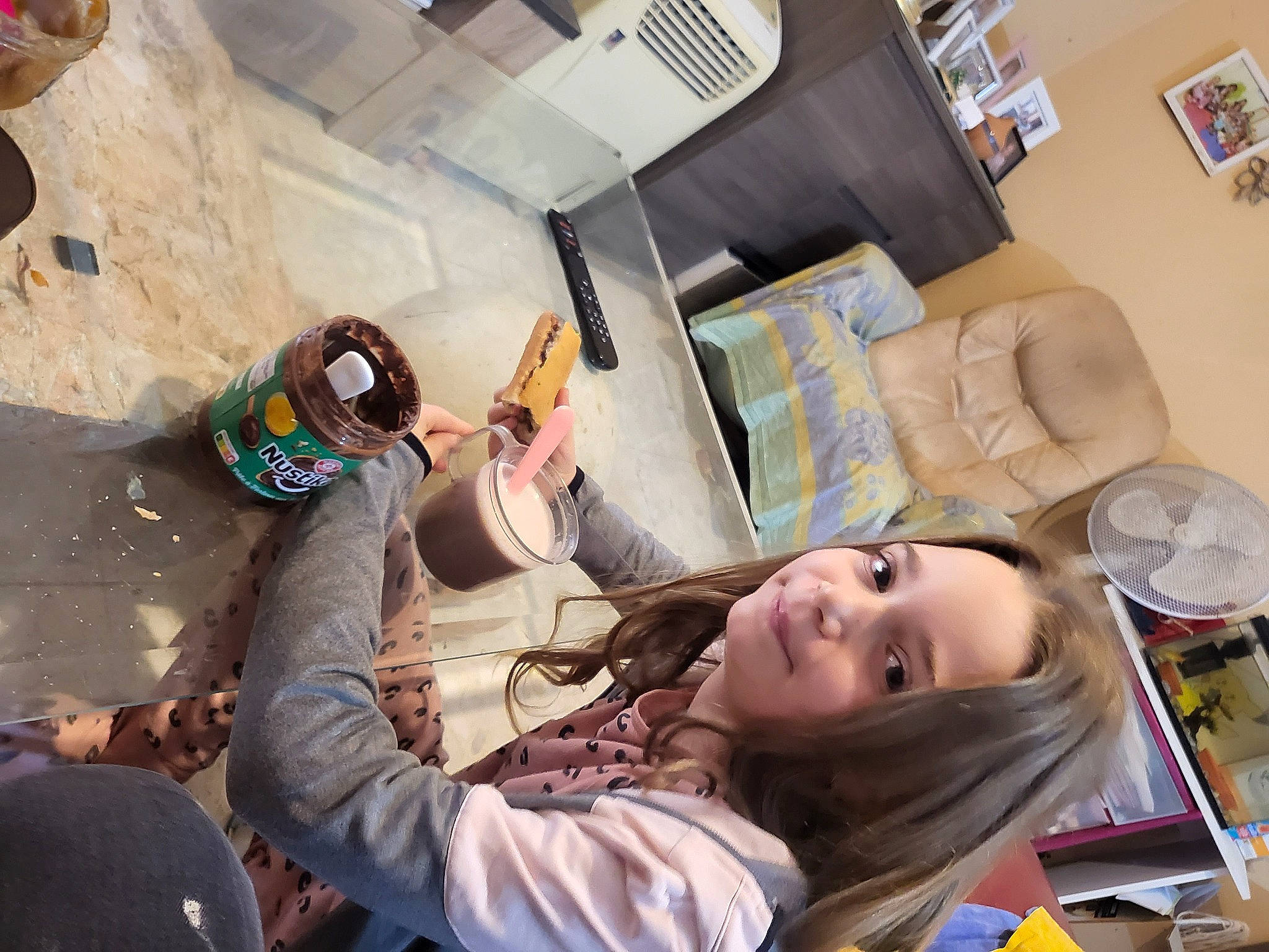 Tya participe au concours pour gagner de l'argent avec cette photo : bag, beauty, child, comfort, eyewear, flooring, fun, human_leg, joy, leisure, luggage_and_bags, person, room, sitting, smile, snapshot, thigh, travel, tree, vacation