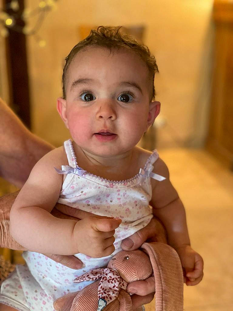 Inaya participe au concours pour gagner de l'argent avec cette photo : baby, baby_toddler_clothing, chair, cheek, child, dress, embellishment, event, face, finger, flash_photography, fun, happy, head, iris, jewellery, necklace, person, skin, toddler