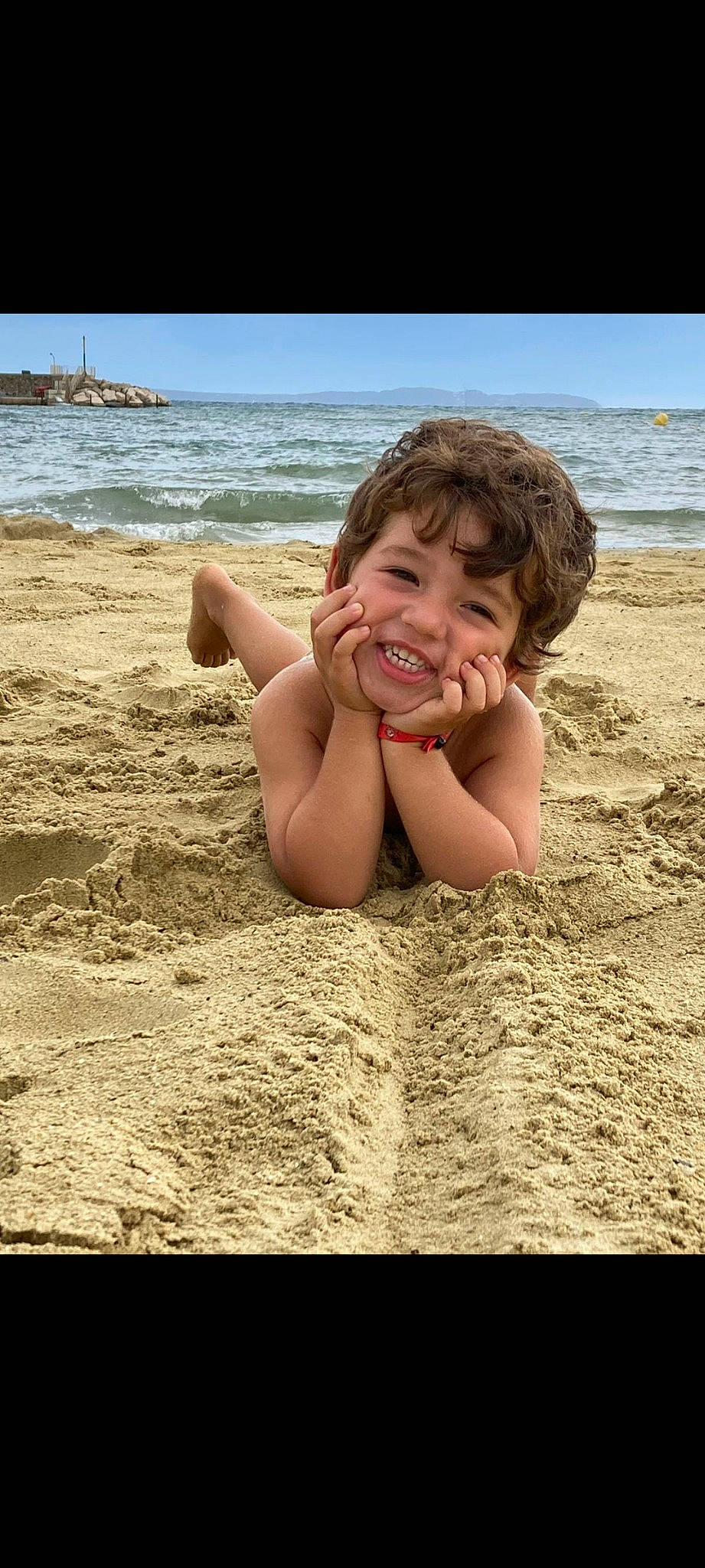 Ayden a rejoint le concours — aidez-le/la à gagner de superbes lots ! barechested, beach, chest, eye, flash_photography, fun, gesture, happy, holiday, human_body, leisure, people_in_nature, people_on_beach, person, sand, shore, sky, smile, summer, toddler
