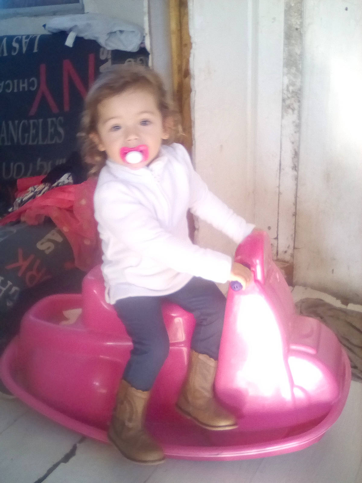 Julianna participe au concours pour gagner de l'argent avec cette photo : baby_products, child, day, fun, girl, infant, magenta, person, pink, play, product, sitting, toddler