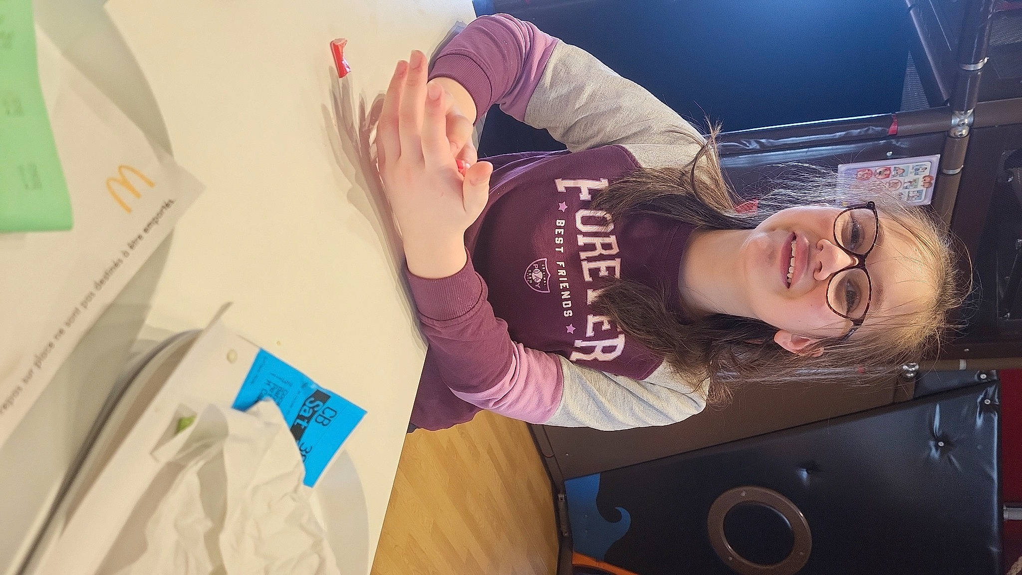 Rosa a rejoint le concours — aidez-le/la à gagner de superbes lots ! audio_equipment, cool, elbow, event, eyewear, finger, flash_photography, font, fun, gesture, hand, hat, joy, nail, paper_product, person, room, sunglasses, t_shirt, thumb