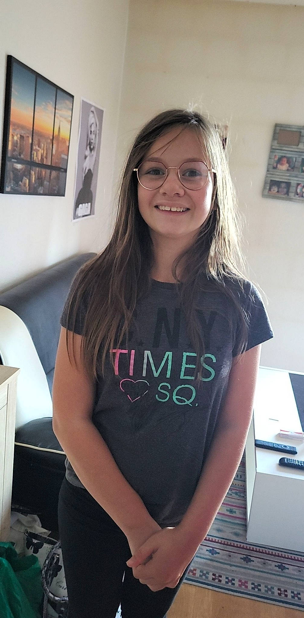 Rosa a rejoint le concours — aidez-le/la à gagner de superbes lots ! automotive_design, blond, cool, electric_blue, eyebrow, eyewear, fashion_design, glasses, hair, joy, long_hair, neck, person, picture_frame, shoulder, sleeve, smile, sportswear, t_shirt, thigh