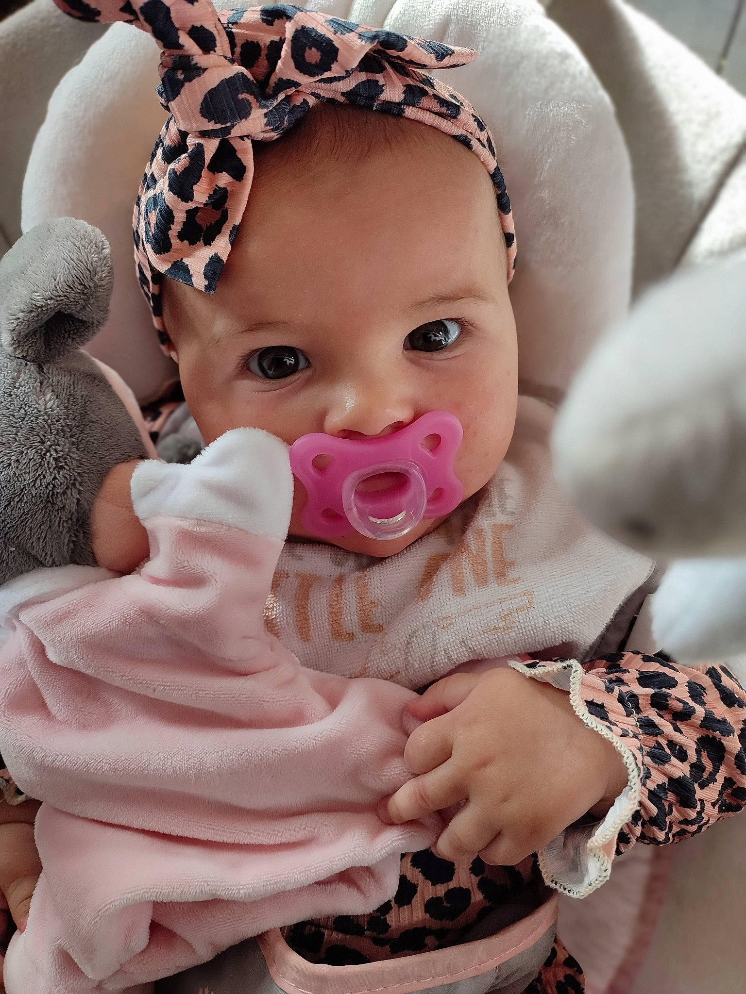 Ambre a rejoint le concours — aidez-le/la à gagner de superbes lots ! baby, baby_products, baby_toddler_clothing, cheek, child, event, eyelash, fashion_accessory, finger, fun, fur, gesture, happy, lip, nail, nose, person, pink, skin, sweetness