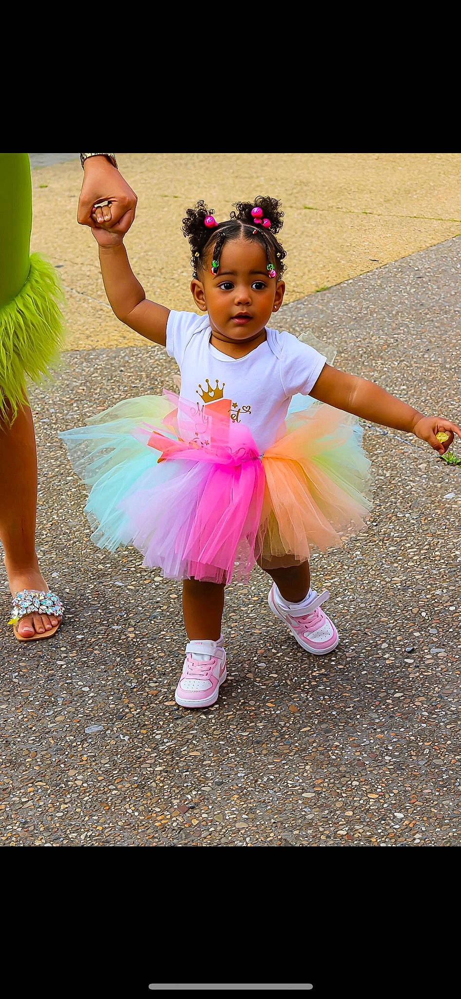 Whitney a rejoint le concours — aidez-le/la à gagner de superbes lots ! baby_toddler_clothing, child, event, fashion_accessory, footwear, fun, gesture, grass, happy, head, headband, headpiece, leisure, magenta, person, pink, plant, recreation, sandal, sneakers