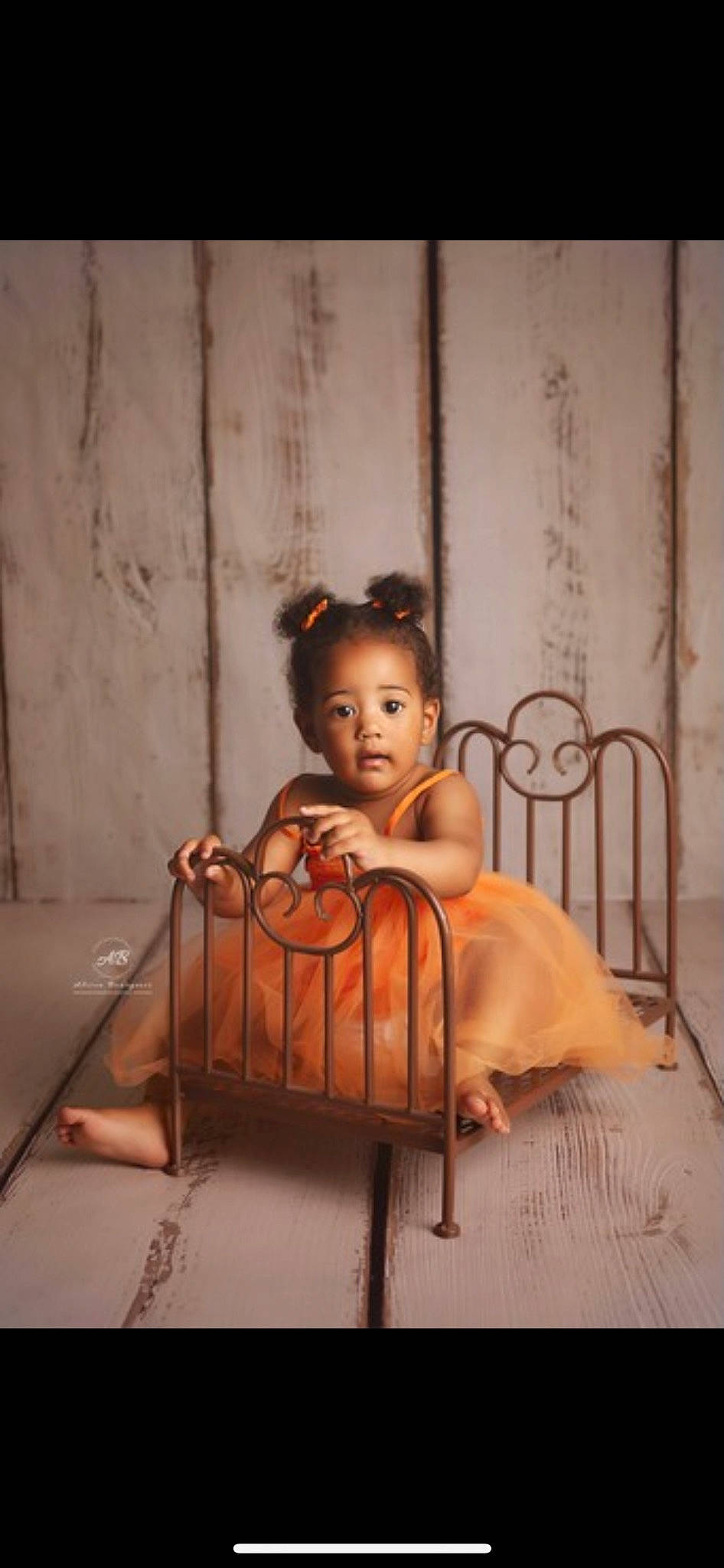 Whitney a rejoint le concours — aidez-le/la à gagner de superbes lots ! baby, bed, bedding, chair, child, comfort, dress, flash_photography, floor, flooring, happy, hardwood, linens, metal, person, portrait_photography, room, sitting, smile, toddler