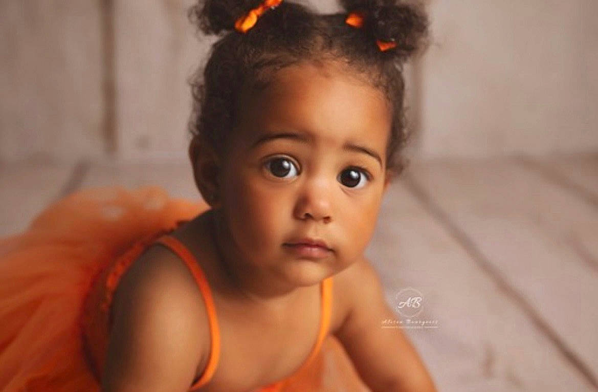 Whitney a rejoint le concours — aidez-le/la à gagner de superbes lots ! baby, black_hair, brown_hair, cheek, chest, child, close_up, ear, eyebrow, eyelash, flash_photography, fun, hair, happy, head, iris, lip, nose, person, smile