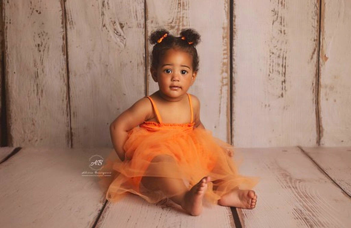 Nala a rejoint le concours — aidez-le/la à gagner de superbes lots ! baby_toddler_clothing, black_hair, cheek, day_dress, dress, elbow, eye, face, fashion_design, flash_photography, flooring, foot, happy, human_leg, jewellery, neck, person, sitting, sunglasses, toddler