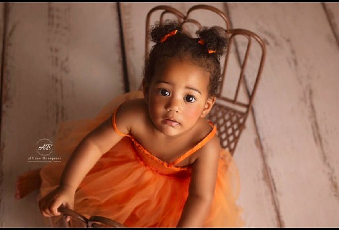 Nala a rejoint le concours — aidez-le/la à gagner de superbes lots ! audio_equipment, baby_toddler_clothing, black_hair, cheek, day_dress, ear, eyelash, eyewear, fashion_accessory, fashion_design, flash_photography, fun, goggles, happy, jewellery, person, personal_protective_equipment, portrait_photography, toddler, vision_care