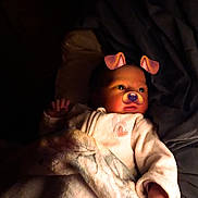 Maddy a rejoint le concours — aidez-le/la à gagner de superbes lots ! baby, infant, child, blanket, dog_filter, face, portrait, hand, pillow, onesie, bed, cozy, night, low_light, cute, lying_down, soft_texture, warm_light, sleepy, filter