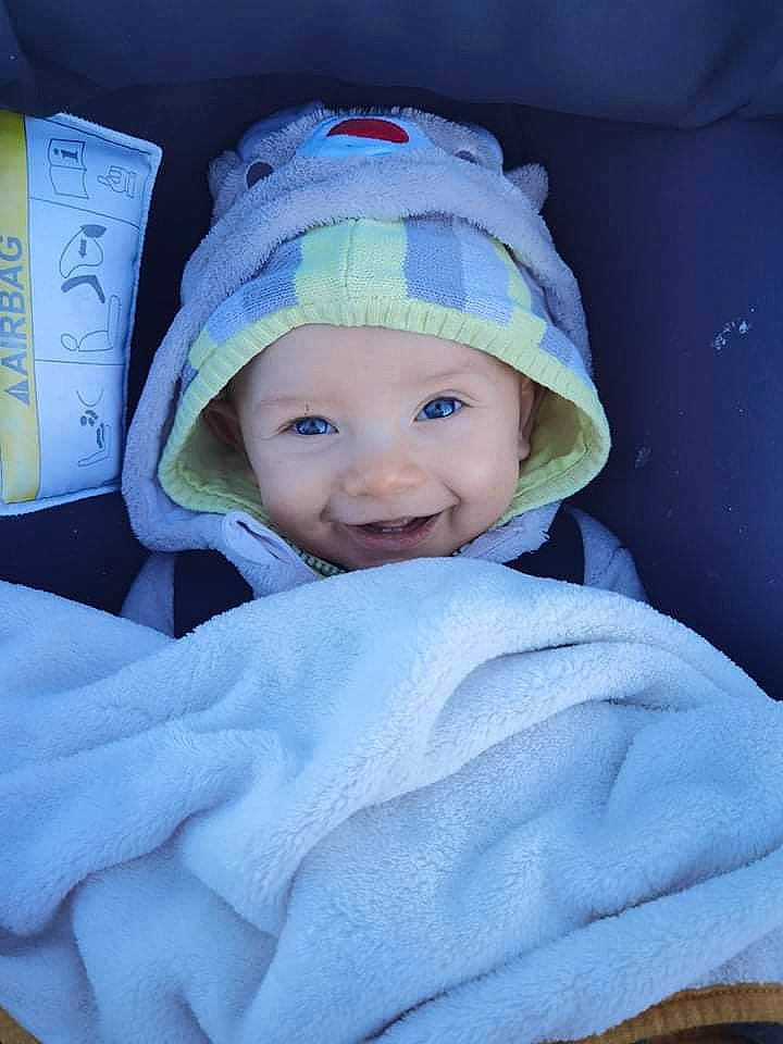 émile a rejoint le concours — aidez-le/la à gagner de superbes lots ! baby, baby_toddler_clothing, cap, cheek, chin, comfort, electric_blue, eye, face, facial_expression, flash_photography, happy, headgear, headwear, human_body, joy, knit_cap, outerwear, person, purple