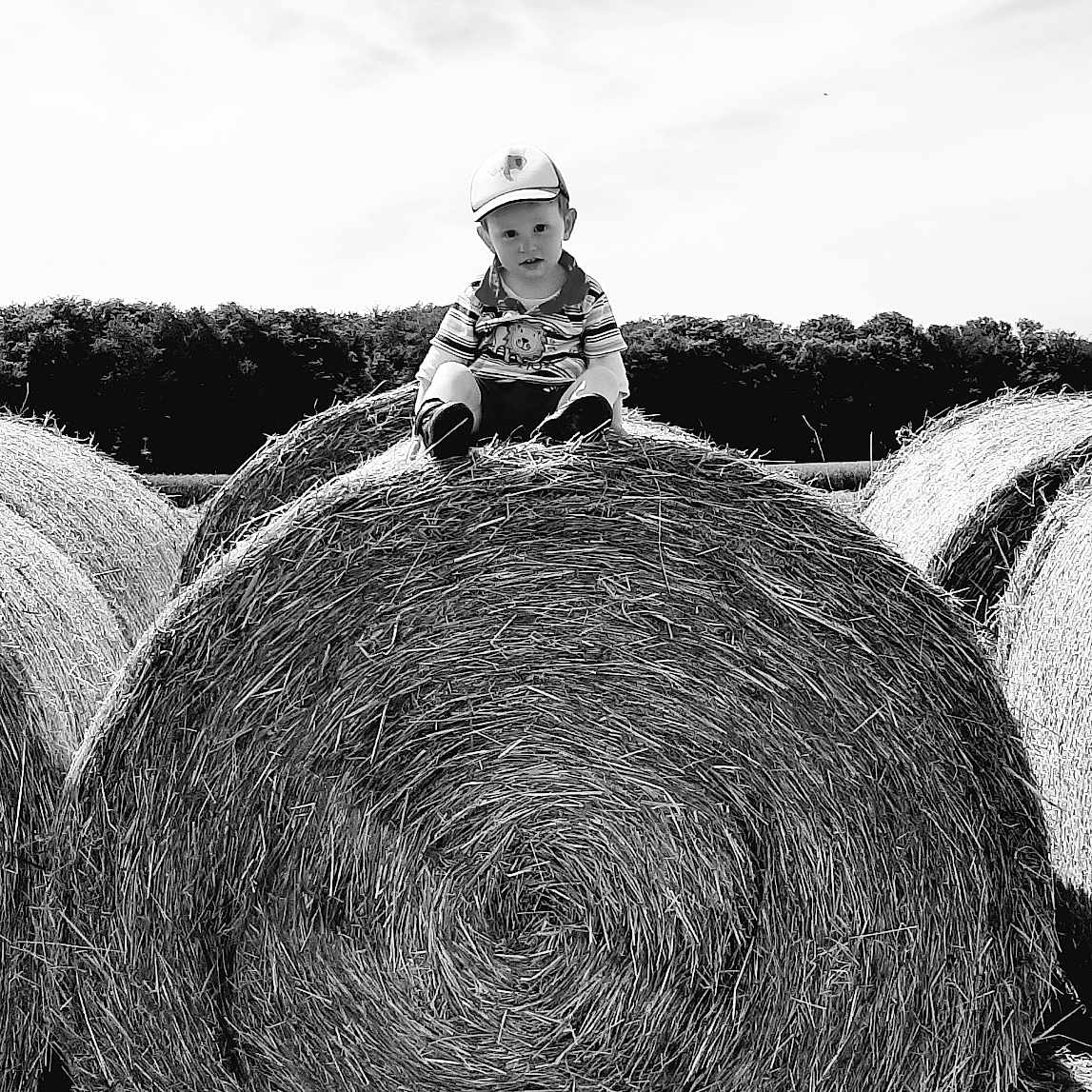 Maël participe au concours pour gagner de l'argent avec cette photo : agriculture, baby, clothing, countryside, face, farm, field, harvest, hat, head, nature, outdoors, person, photography, portrait, rural, sitting, soil, straw, sunhat