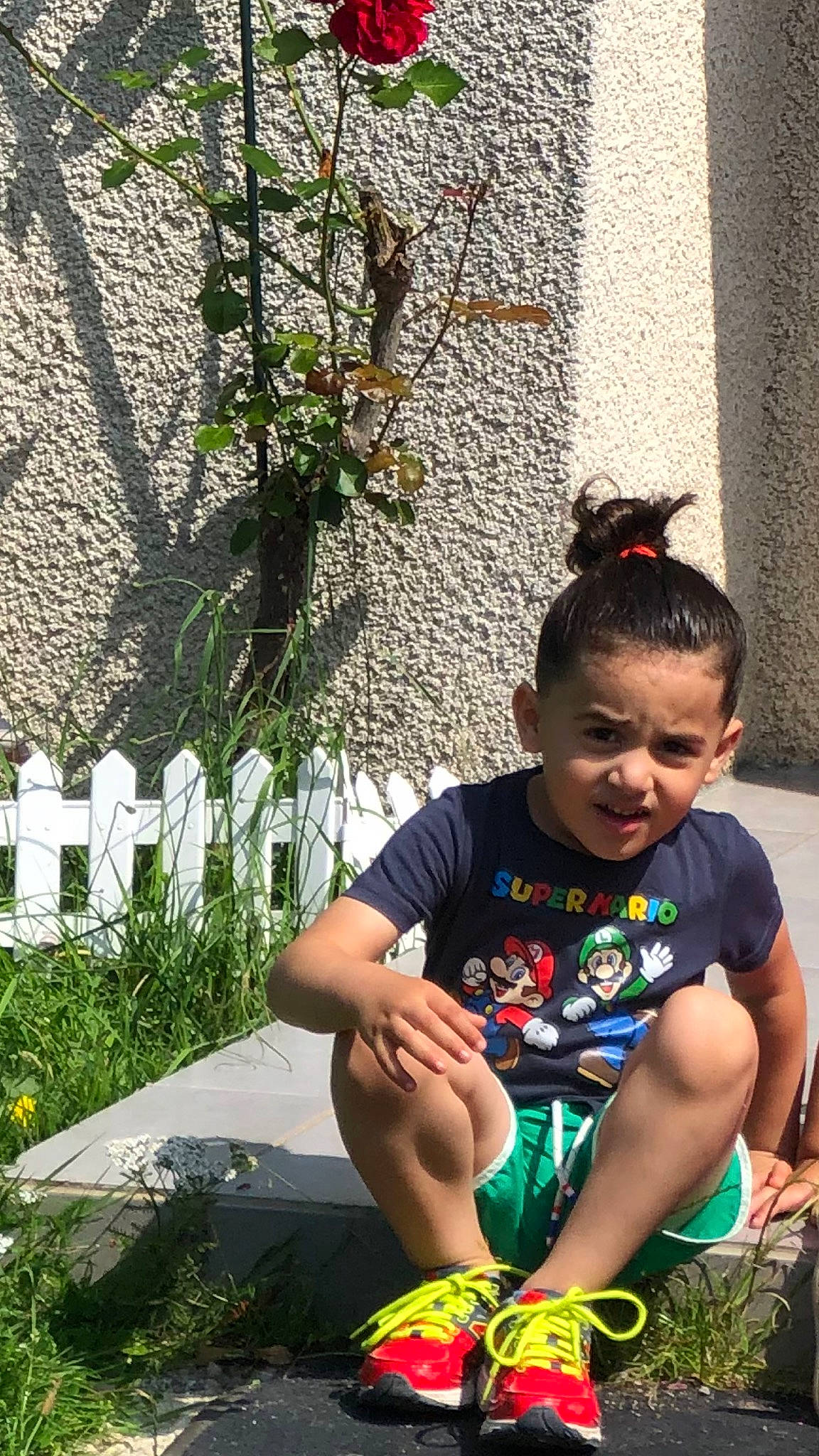 Hadi a rejoint le concours — aidez-le/la à gagner de superbes lots ! child, cool, fun, garden, grass, hairstyle, happy, lawn, leaf, leisure, people_in_nature, person, plant, recreation, sitting, sneakers, soil, sunglasses, t_shirt, toddler