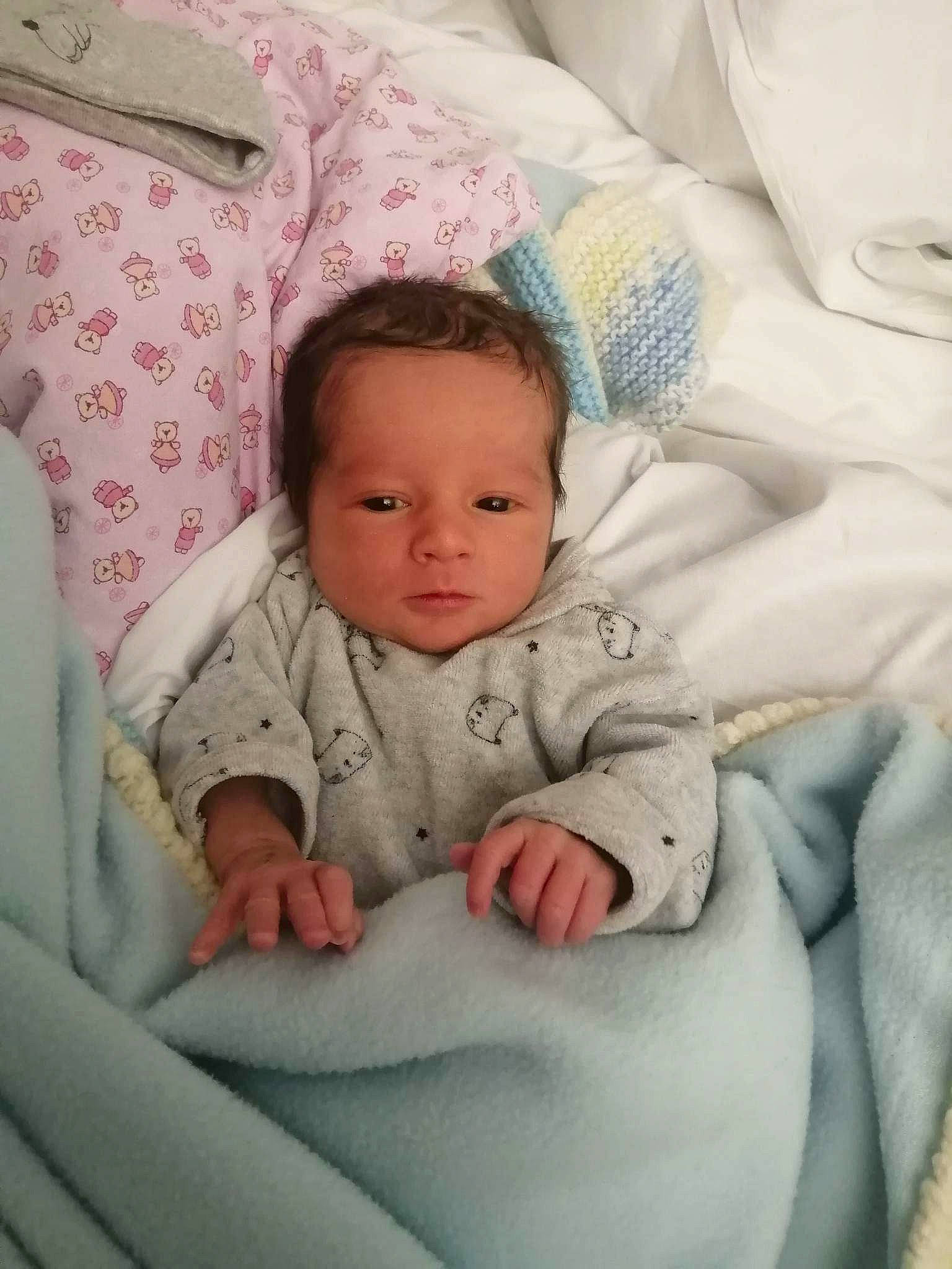 Talia participe au concours pour gagner de l'argent avec cette photo : baby, baby_products, baby_sleeping, baby_toddler_clothing, cheek, child, chin, comfort, eye, face, head, linens, person, product, room, sitting, skin, sleeve, textile, toddler