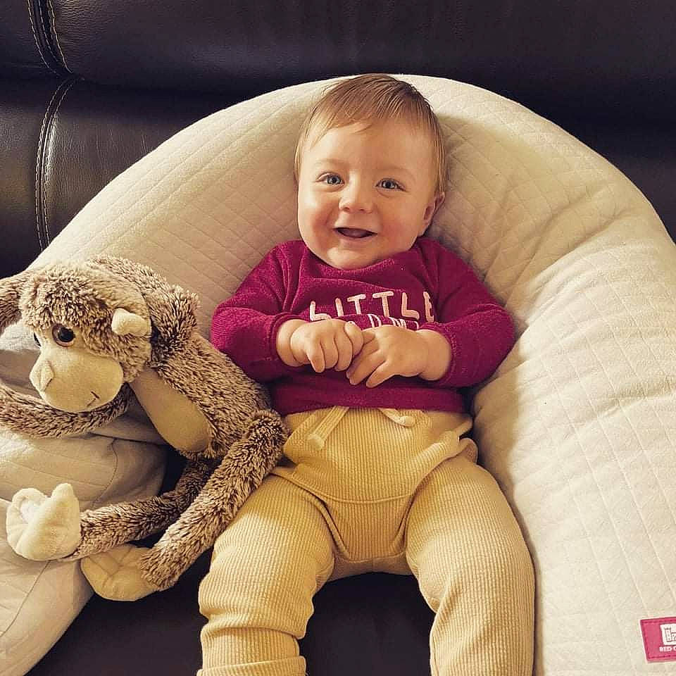 Elio participe au concours pour gagner de l'argent avec cette photo : arm, baby_toddler_clothing, comfort, eye, face, facial_expression, finger, hairstyle, happy, head, human_body, iris, knee, leg, mouth, neck, person, skin, sleeve, smile