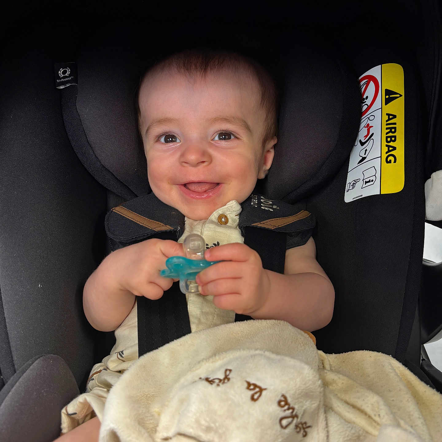 Léo a rejoint le concours — aidez-le/la à gagner de superbes lots ! baby, baby_toy, blanket, car_seat, child, child_safety, clothing, cute, face, hands, happy, headrest, indoor, infant, infant_clothing, pacifier, portrait, safety, seatbelt, smile