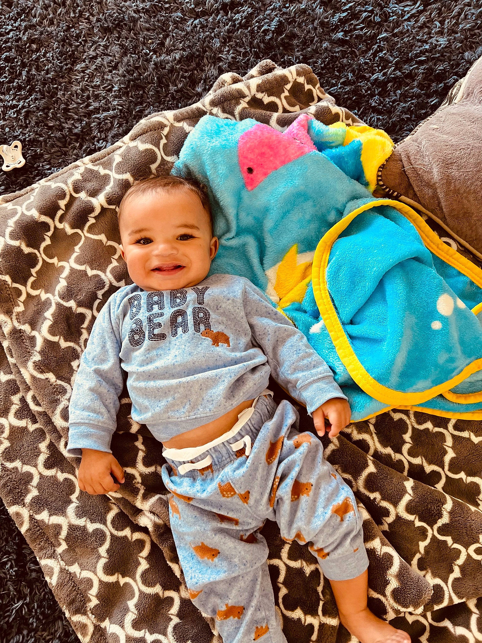 King is registered to the contest to win money with this photo: baby, baby_toddler_clothing, child, comfort, fun, grass, happy, head, joy, leisure, orange, pattern, people, people_in_nature, person, play, playing_with_kids, sitting, sleeve, smile