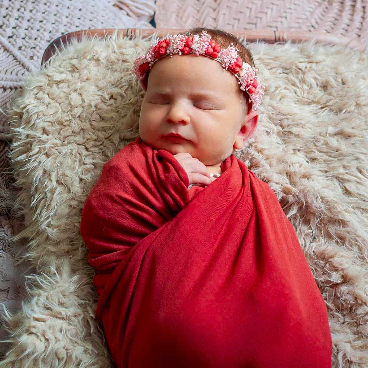 Charlie participe au concours pour gagner de l'argent avec cette photo : baby, blanket, boho, cozy, cushion, decor, floral, flower_crown, furry, headband, indoors, infant, newborn, peaceful, portrait, resting, sleeping, soft, texture, wrapped