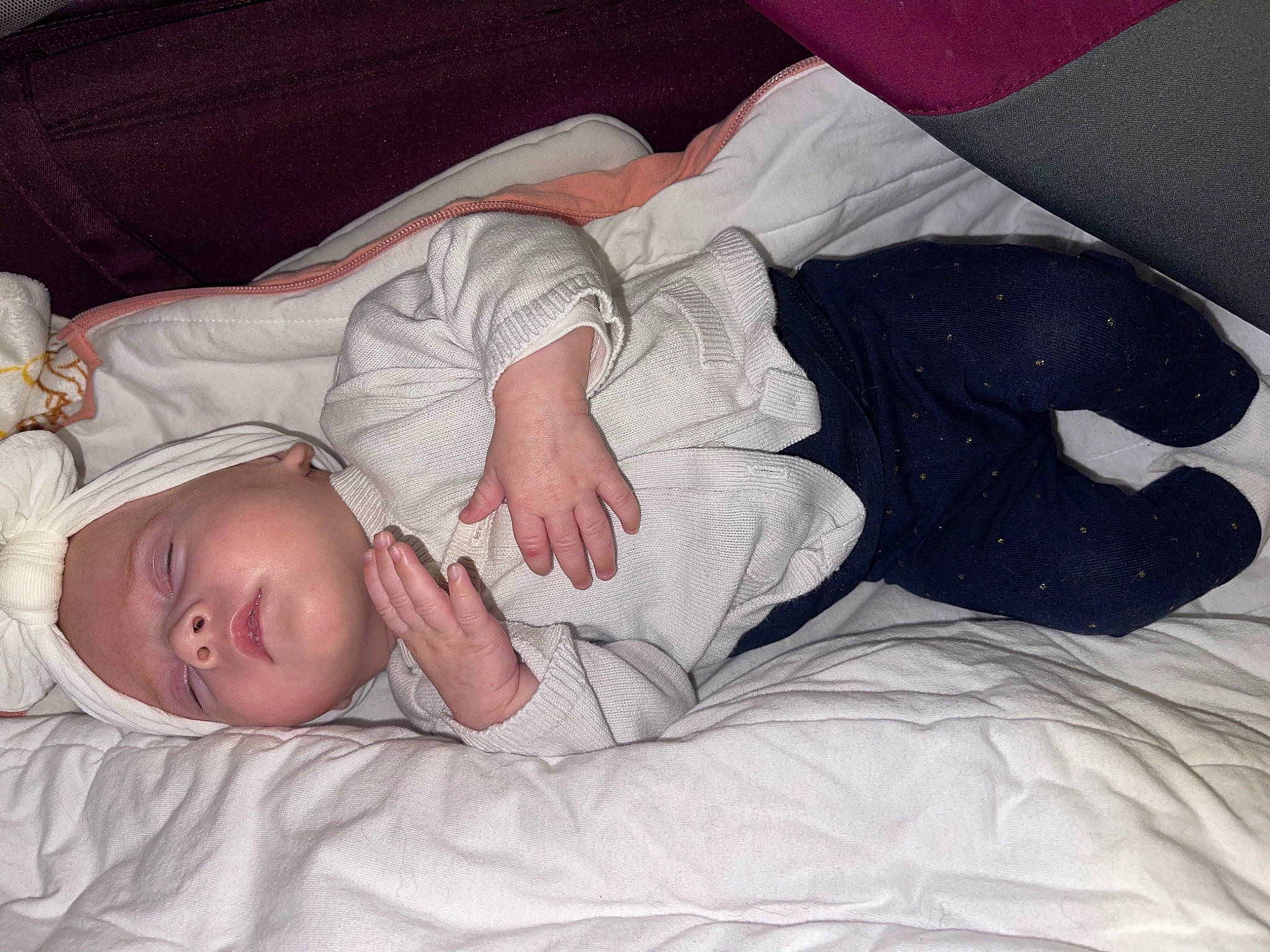 Nina participe au concours pour gagner de l'argent avec cette photo : arm, baby, baby_sleeping, baby_toddler_clothing, bedding, bedtime, cheek, comfort, eye, finger, hand, human_body, linens, mammal, mouth, nose, person, skin, sleeve, textile