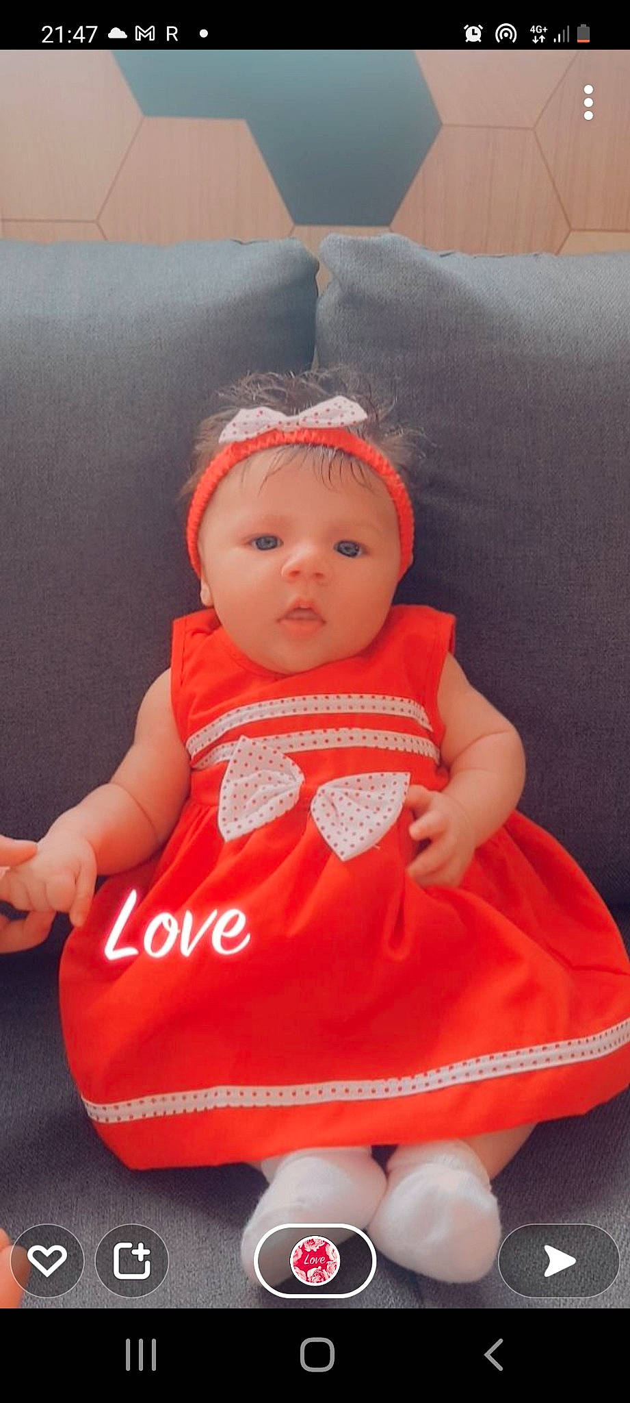 Maïvy a rejoint le concours — aidez-le/la à gagner de superbes lots ! baby, baby_toddler_clothing, cheek, child, dress, eye, happy, head, headwear, lip, neck, one_piece_garment, orange, pattern, peach, person, pink, sitting, skin, sleeve