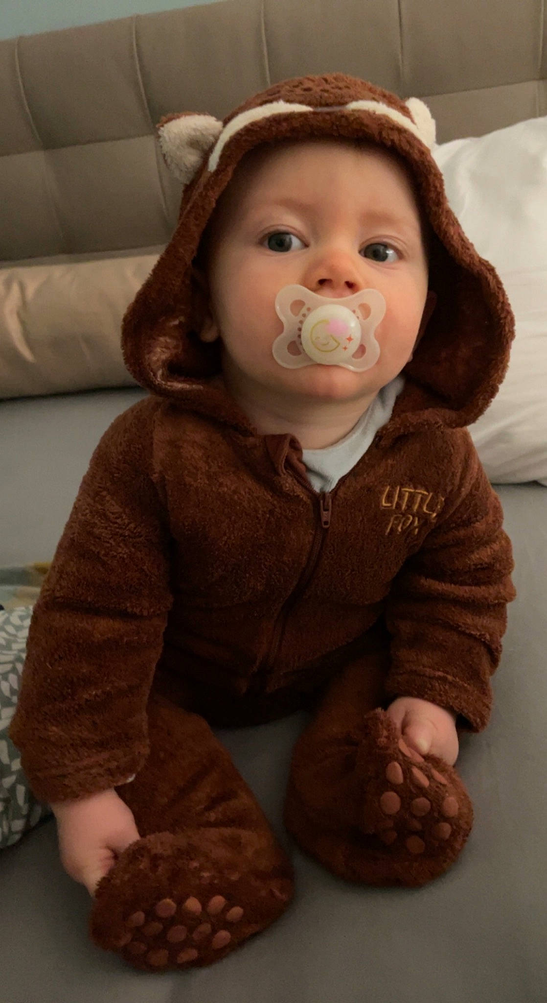 Djulyan participe au concours pour gagner de l'argent avec cette photo : baby, baby_toddler_clothing, cheek, child, chin, comfort, face, flooring, happy, head, human, iris, lip, nose, outerwear, person, skin, sleeve, toddler, white