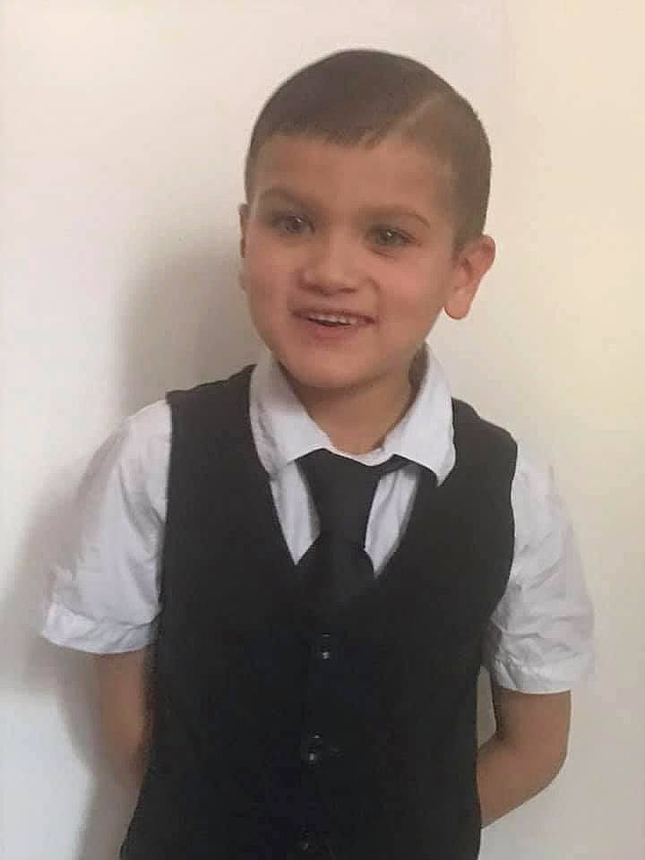 Enzo a rejoint le concours — aidez-le/la à gagner de superbes lots ! button, buzz_cut, caesar_cut, child_model, collar, dress_shirt, ear, forehead, formal_wear, joy, neck, person, school_uniform, shirt, shoulder, sleeve, standing, style, suspenders, tie