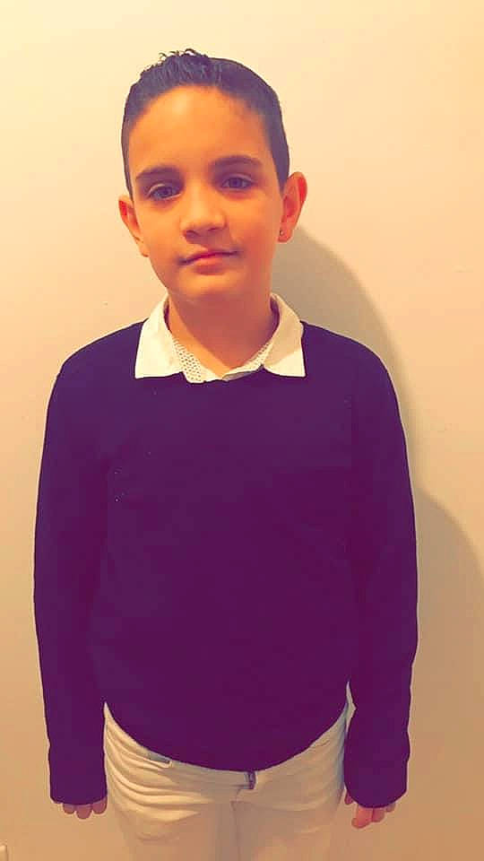 Alexis a rejoint le concours — aidez-le/la à gagner de superbes lots ! belt, button, buzz_cut, caesar_cut, collar, ear, eyebrow, fashion, forehead, human_body, joint, maroon, neck, person, portrait_photography, red, shoulder, sleeve, standing, style