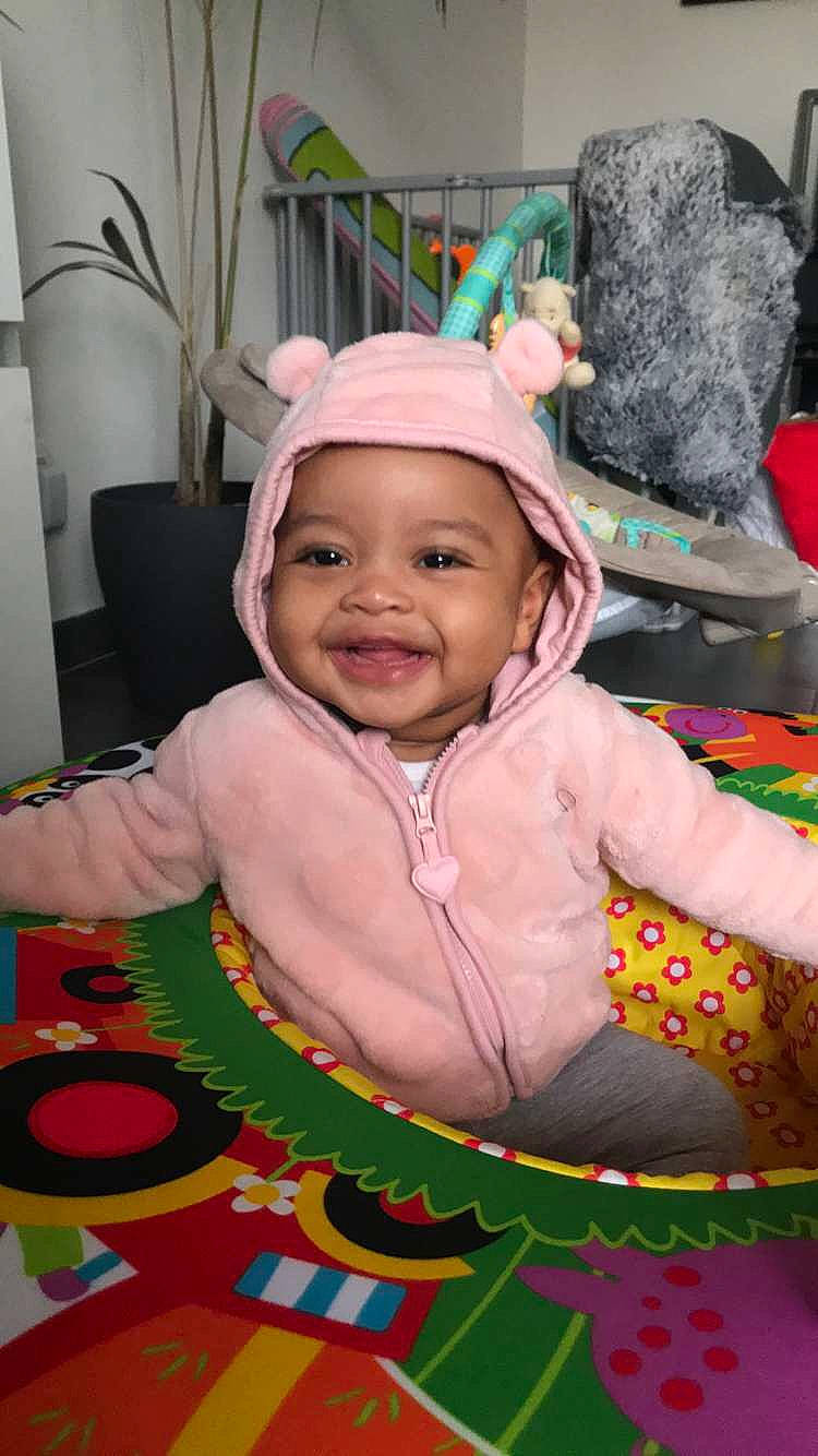 Phoebe participe au concours pour gagner de l'argent avec cette photo : baby, child, headwear, joy, person, smile, toddler