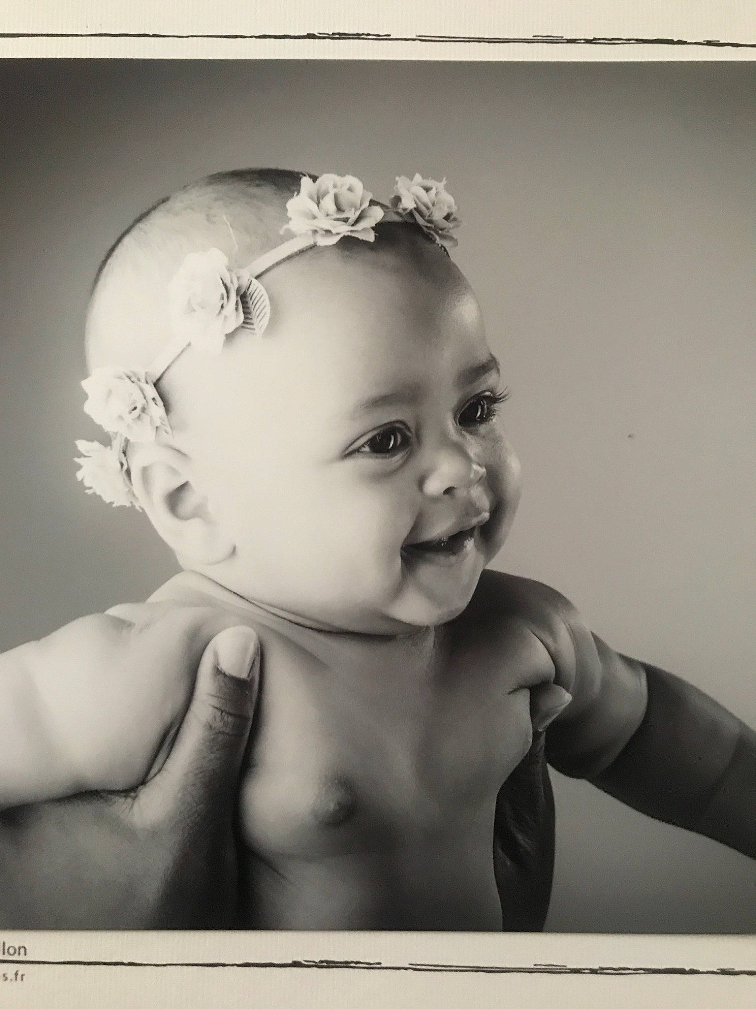 Phoebe a rejoint le concours — aidez-le/la à gagner de superbes lots ! baby, black_and_white, cheek, child, eye, face, facial_expression, forehead, head, headgear, headpiece, joy, monochrome, monochrome_photography, person, photograph, photography, room, skin, smile