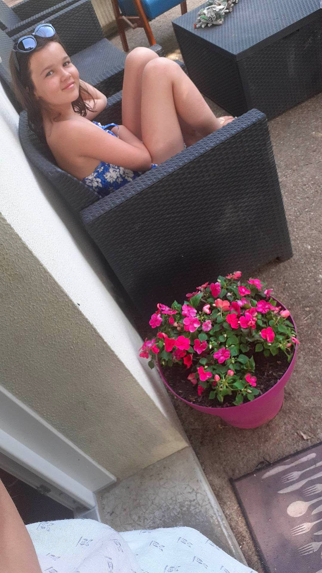 Kim participe au concours pour gagner de l'argent avec cette photo : annual_plant, beauty, comfort, eyewear, flower, flowerpot, happy, houseplant, human_leg, joy, leisure, light, magenta, person, petal, pink, plant, shrub, smile, summer