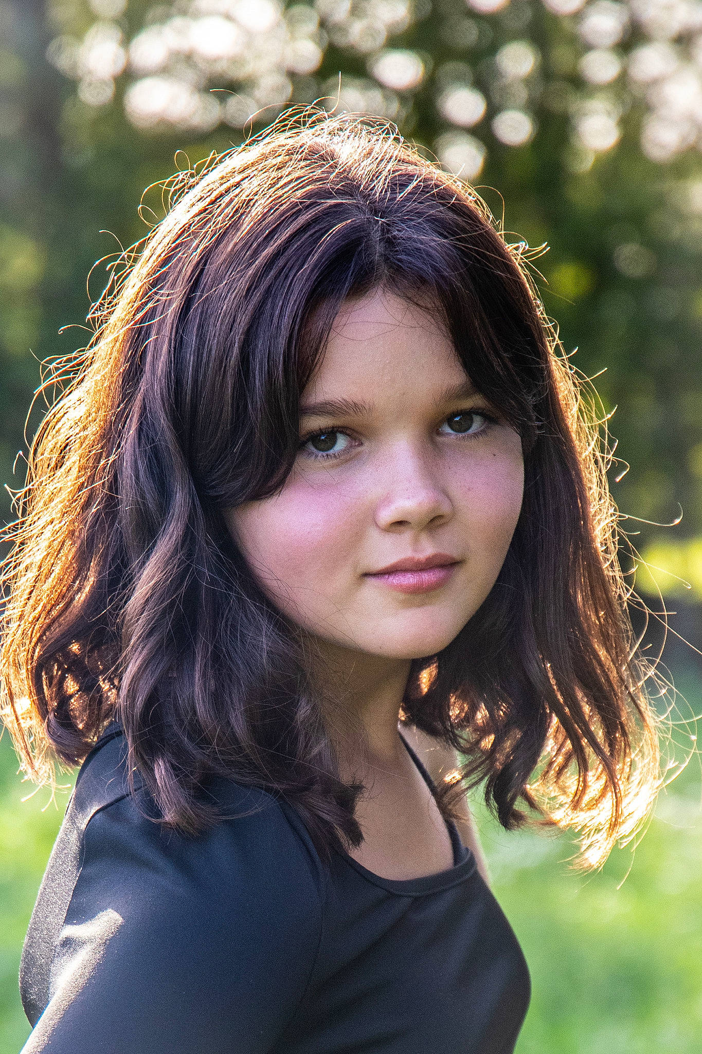 Kim participe au concours pour gagner de l'argent avec cette photo : black_hair, chin, eyebrow, eyelash, face, flash_photography, grass, hair, happy, iris, layered_hair, lip, people_in_nature, person, plant, skin, smile, step_cutting, sunlight, tree