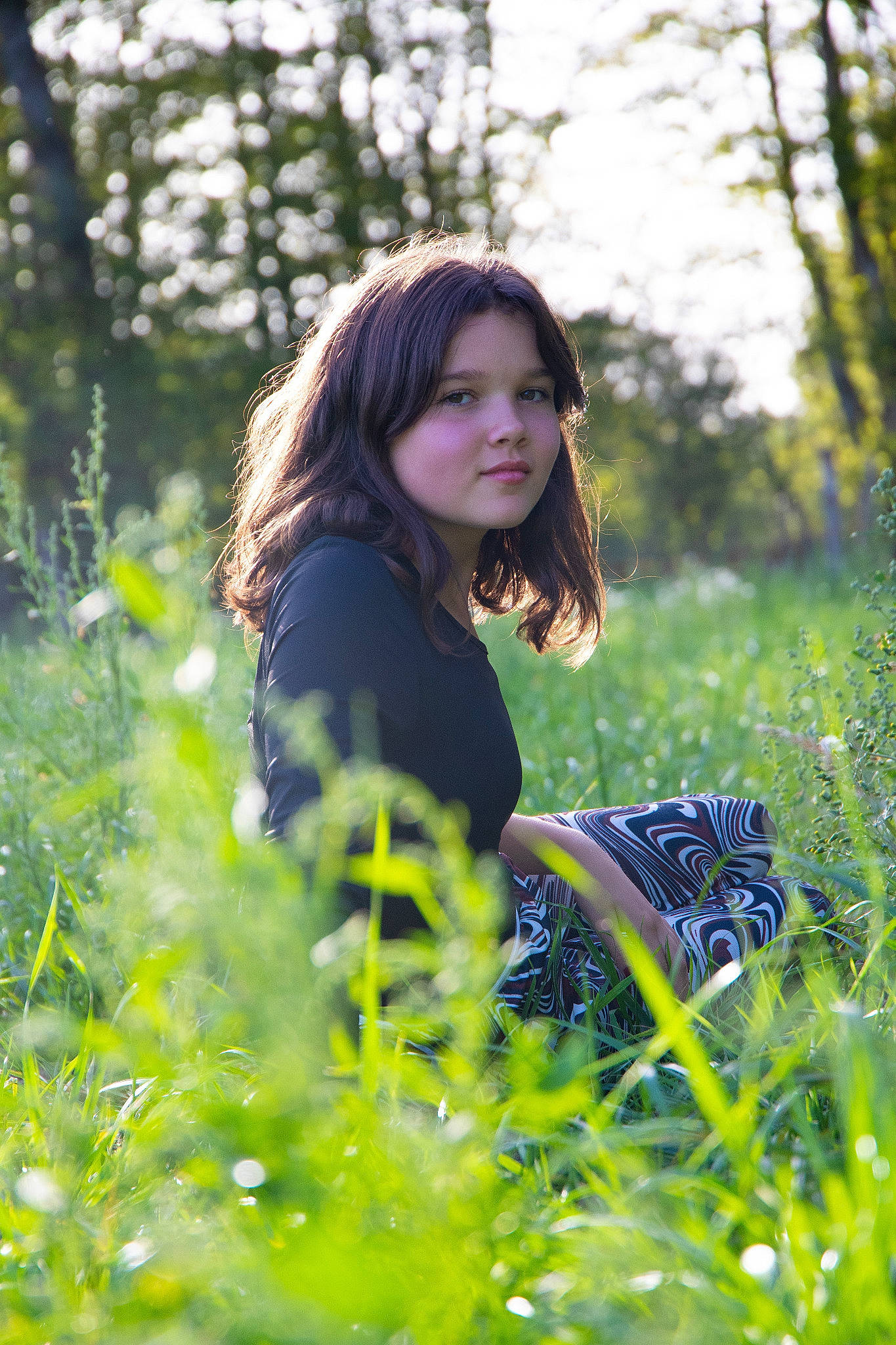 Kim participe au concours pour gagner de l'argent avec cette photo : black_hair, blond, brown_hair, electric_blue, flash_photography, forest, grass, grassland, hair, happy, long_hair, meadow, natural_landscape, outerwear, people_in_nature, person, plant, prairie, sunlight, tree