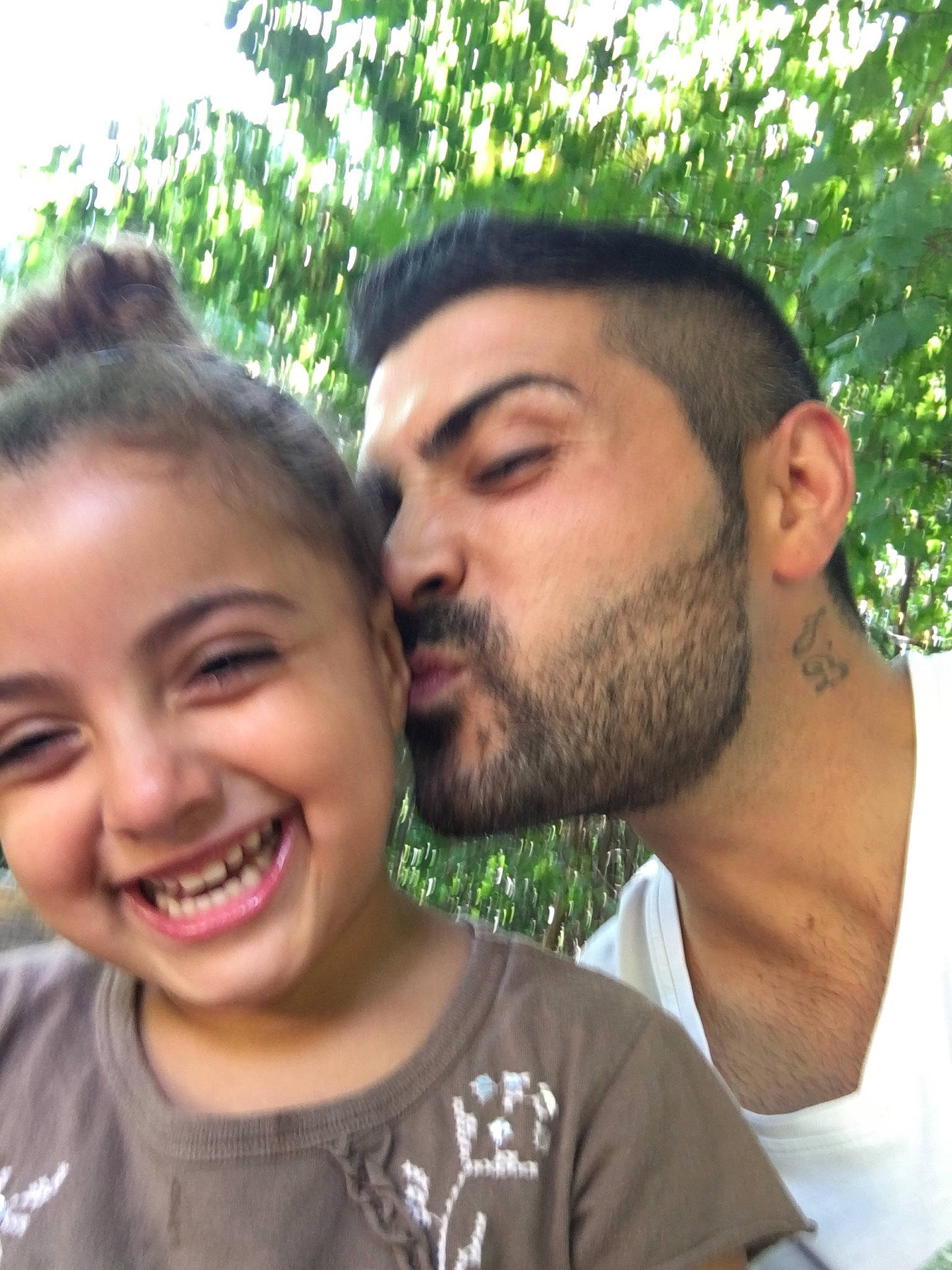 Océane participe au concours pour gagner de l'argent avec cette photo : beard, chin, face, facial_expression, facial_hair, forehead, friendship, fun, hair, happy, head, joy, love, moustache, mouth, neck, nose, people, person, photography