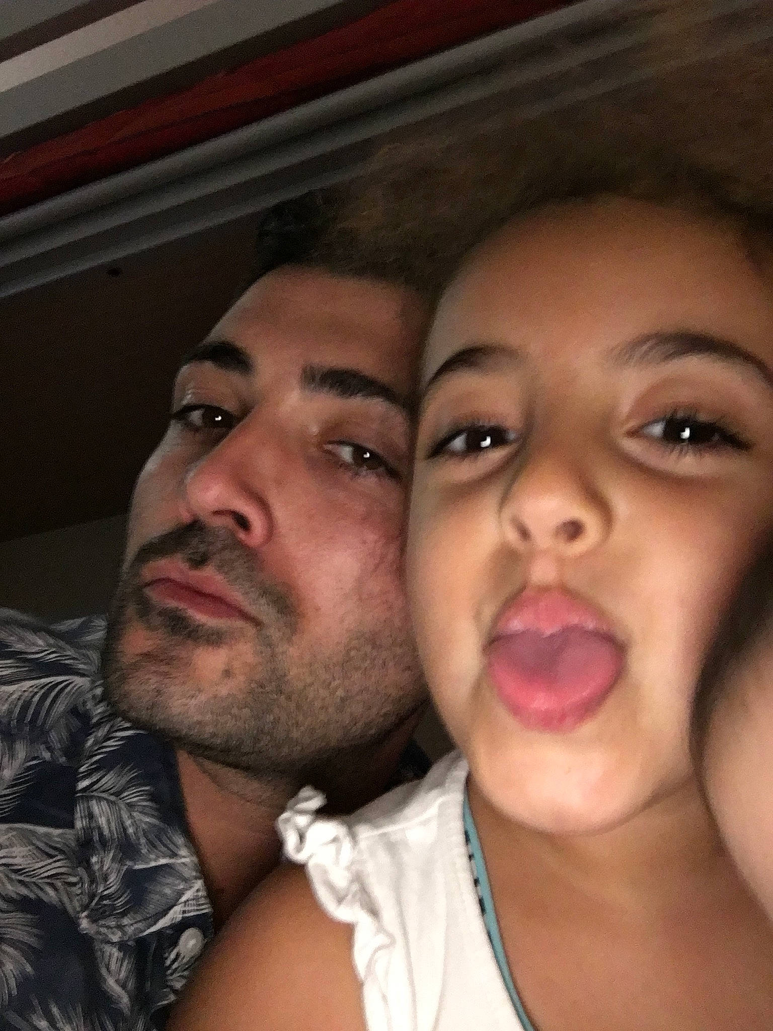 Océane participe au concours pour gagner de l'argent avec cette photo : cheek, chin, eyebrow, face, facial_hair, forehead, friendship, fun, gesture, head, headwear, lip, love, mouth, muscle, nose, person, photography, selfie, smile