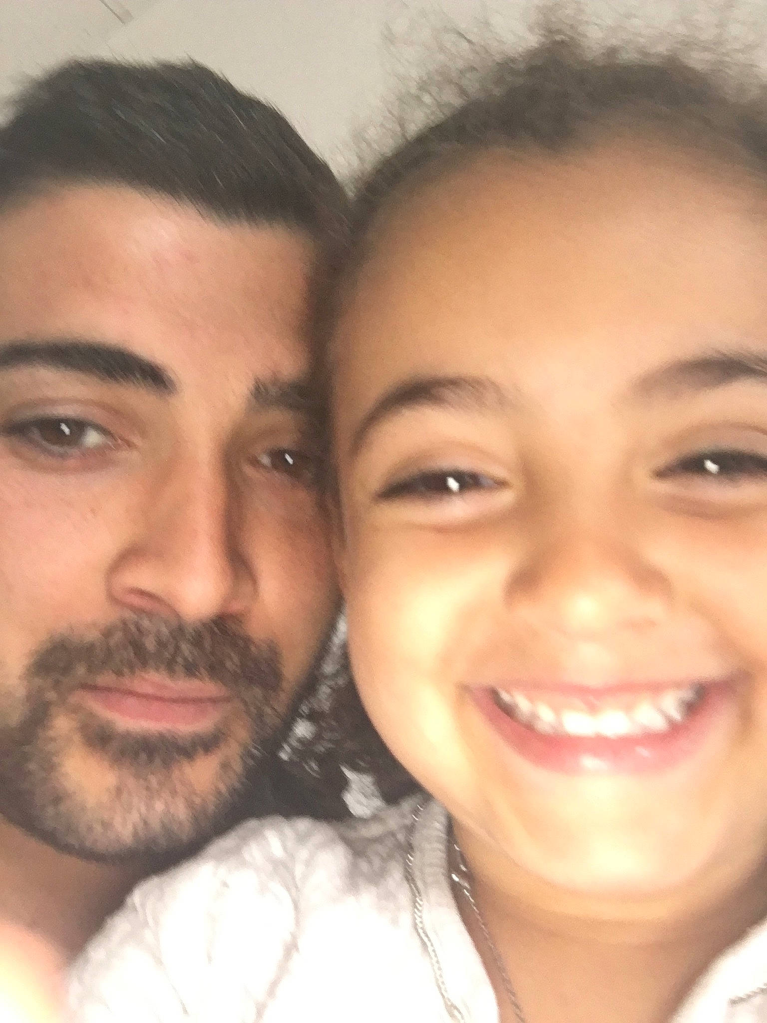 Océane participe au concours pour gagner de l'argent avec cette photo : beard, beauty, cheek, chin, eyebrow, face, facial_expression, facial_hair, forehead, friendship, hair, happy, head, joy, lip, love, nose, people, person, selfie