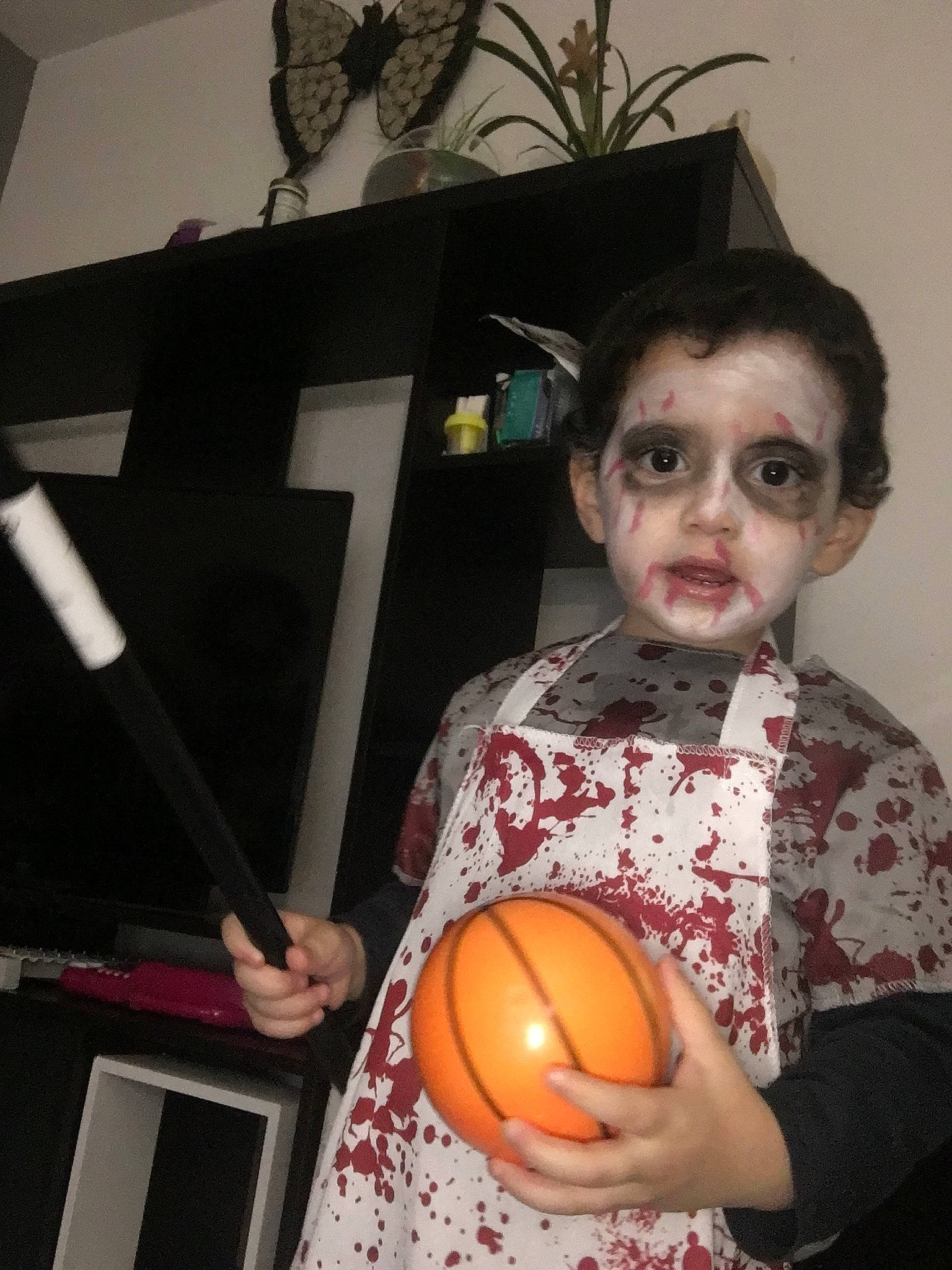 Domenico a rejoint le concours — aidez-le/la à gagner de superbes lots ! ball, black_hair, child, costume, face, fictional_character, food, head, person, room, toddler, trick_or_treat