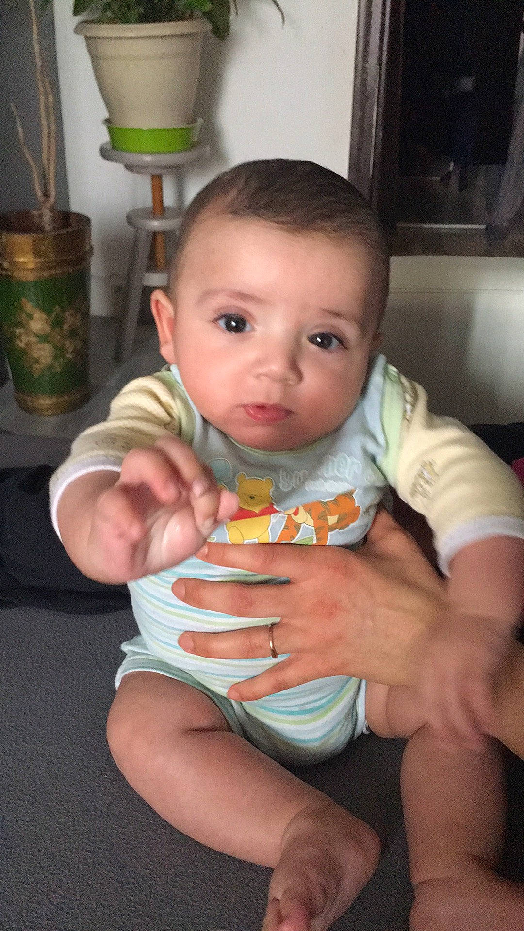 Giuseppe a rejoint le concours — aidez-le/la à gagner de superbes lots ! baby, cheek, child, eating, finger, muscle, person, sitting, toddler