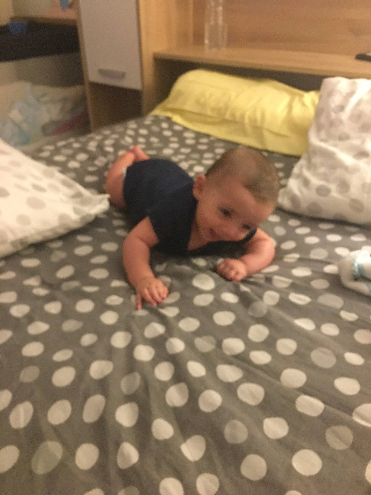 Giuseppe participe au concours pour gagner de l'argent avec cette photo : baby, bed, bed_sheet, carpet, child, crawling, design, floor, flooring, linens, pattern, person, room, textile, toddler