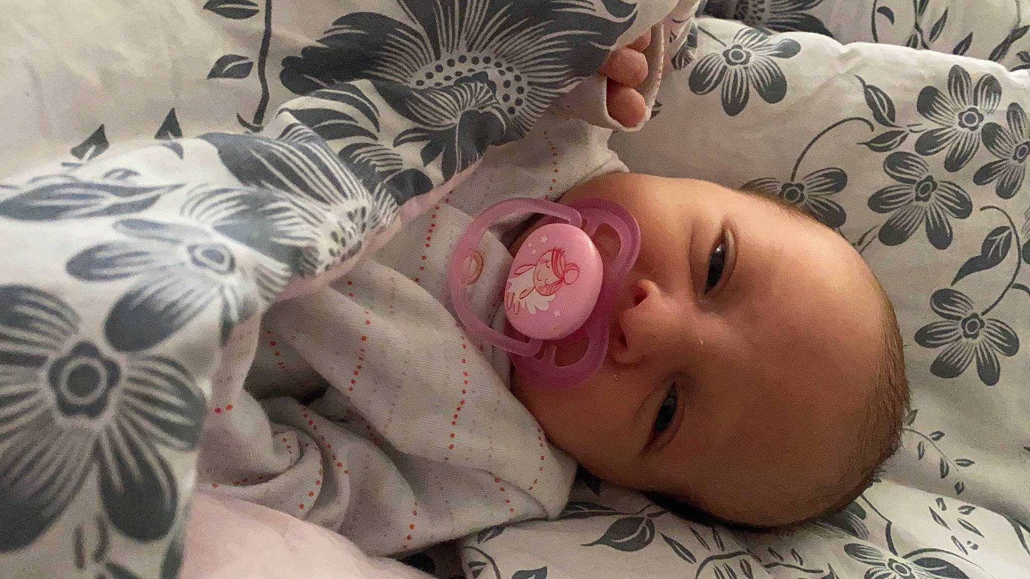 Leyna a rejoint le concours — aidez-le/la à gagner de superbes lots ! baby, baby_toddler_clothing, cheek, close_up, comfort, eye, eyebrow, eyelash, head, headgear, iris, linens, lip, mouth, nose, pattern, person, pink, skin, textile