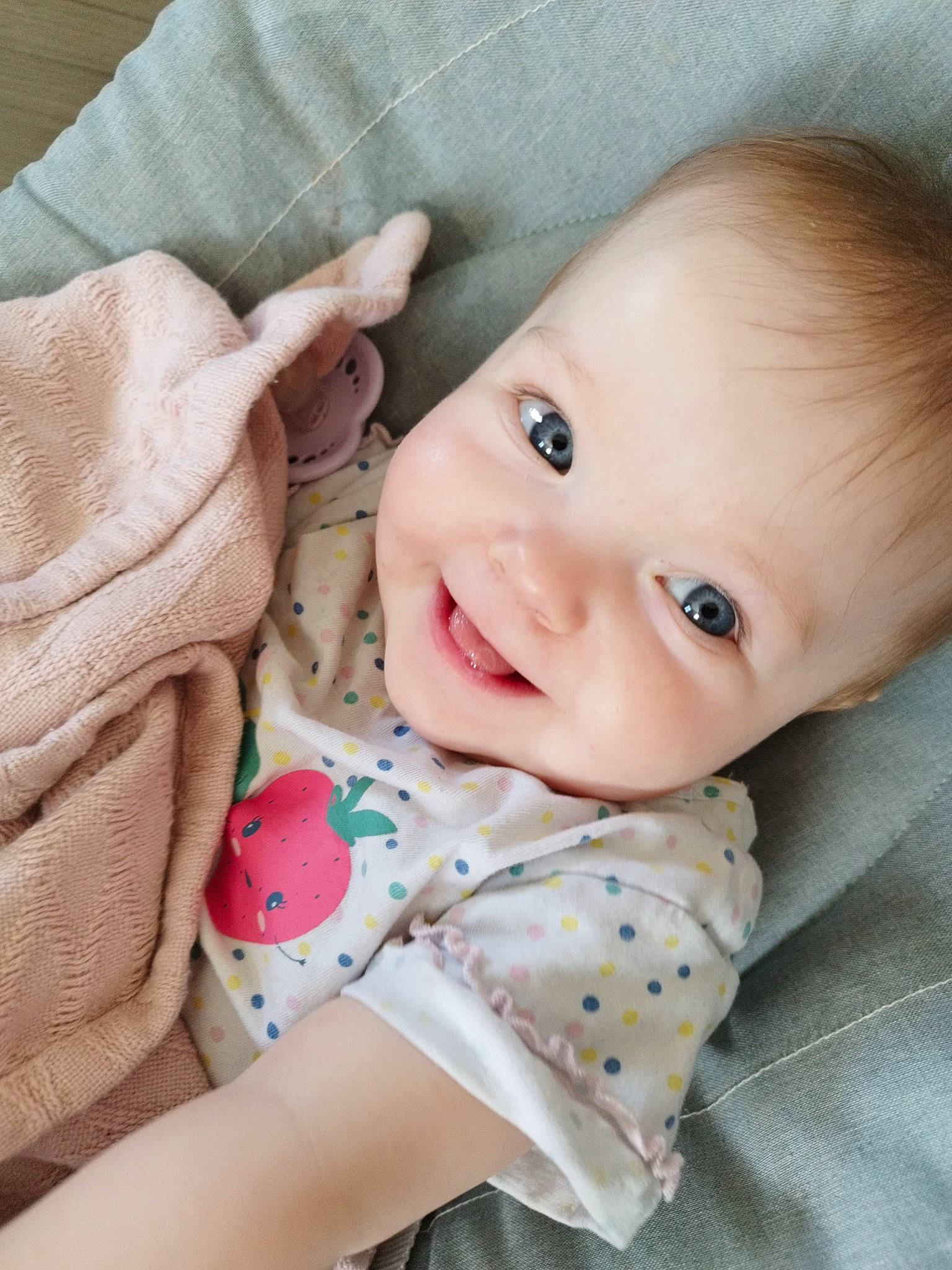 Nina a rejoint le concours — aidez-le/la à gagner de superbes lots ! arm, baby, baby_toddler_clothing, cheek, chin, collar, eye, face, facial_expression, gesture, head, human, iris, lip, nose, person, product, skin, sleeve, smile