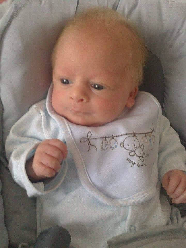 Soan a rejoint le concours — aidez-le/la à gagner de superbes lots ! baby, baby_safety, baby_toddler_clothing, cheek, child, chin, comfort, eyebrow, finger, gesture, iris, linens, lip, mouth, nose, person, product, skin, sleeve, thumb