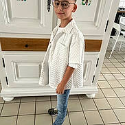 Soan participe au concours pour gagner de l'argent avec cette photo : art, boy, cabinet, casual, child, drawing, fashion, furniture, glasses, hair, indoor, jeans, person, portrait, smile, sneakers, standing, tiled_floor, white_shirt, young