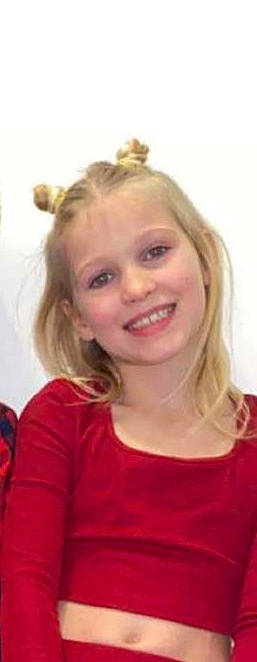 Iliana participe au concours pour gagner de l'argent avec cette photo : blond, brown_hair, cheek, child, eyebrow, eyelash, fun, gesture, happy, iris, joy, layered_hair, lip, long_hair, mammal, mouth, neck, nose, person, smile