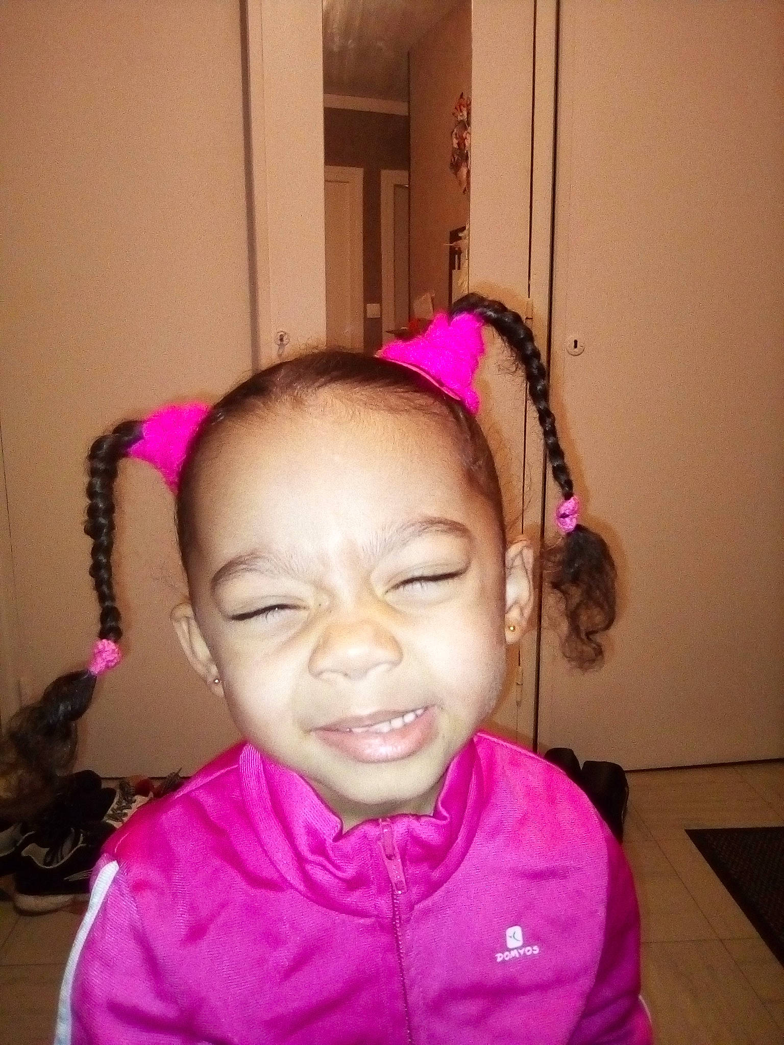 Shaïna a rejoint le concours — aidez-le/la à gagner de superbes lots ! cheek, chin, ear, eye, eyebrow, eyelash, facial_expression, forehead, hair, hairstyle, head, human_body, jaw, lip, mouth, neck, nose, person, purple, skin