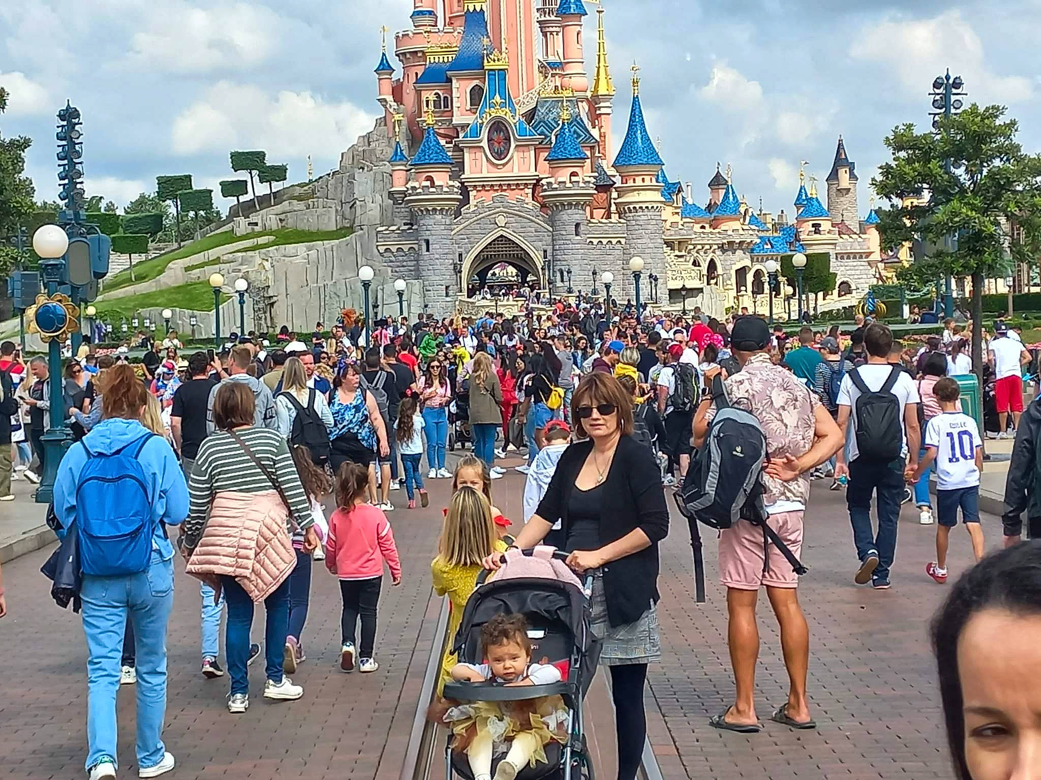 Lya a rejoint le concours — aidez-le/la à gagner de superbes lots ! bag, boot, city, cloud, crowd, event, fun, leisure, pedestrian, people, person, plant, pole, public_event, recreation, sky, street, tourism, town, travel