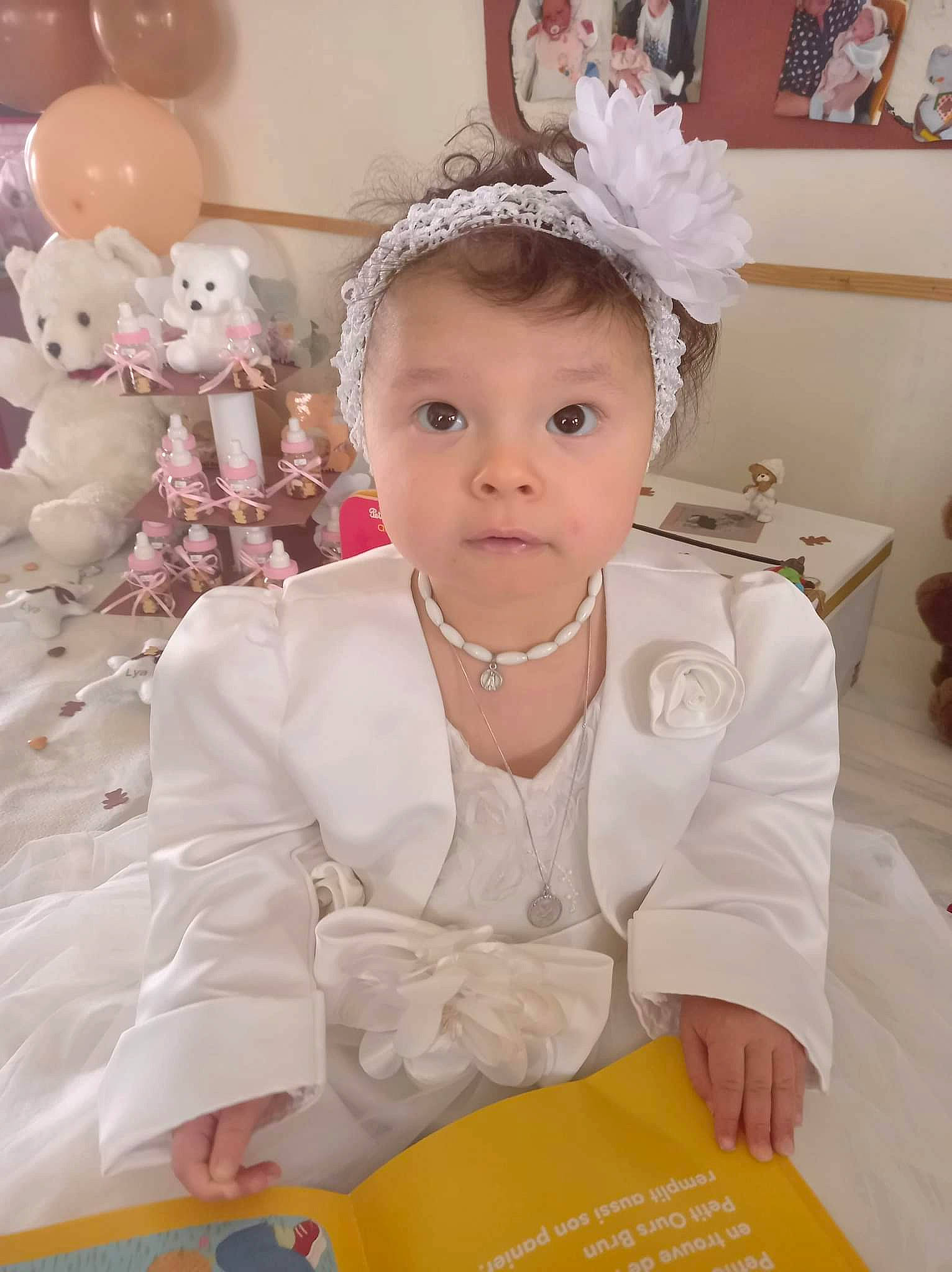 Lya participe au concours pour gagner de l'argent avec cette photo : baby, baby_toddler_clothing, blond, bridal_accessory, dress, embellishment, event, happy, headband, headgear, headpiece, jewellery, necklace, person, picture_frame, pink, skin, sleeve, surprise, toddler