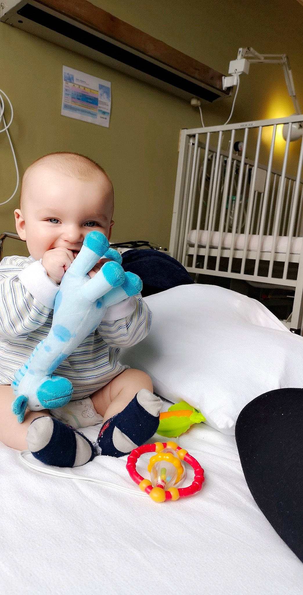 Loghann participe au concours pour gagner de l'argent avec cette photo : baby, baby_products, baby_toddler_clothing, child, joy, person, play, product, room, sitting, toddler